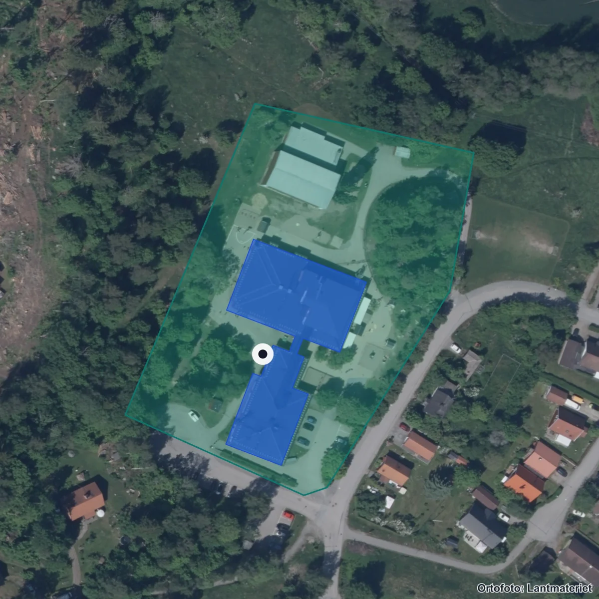 Flygbild över Skederids skola, ortofoto från Lantmäteriet