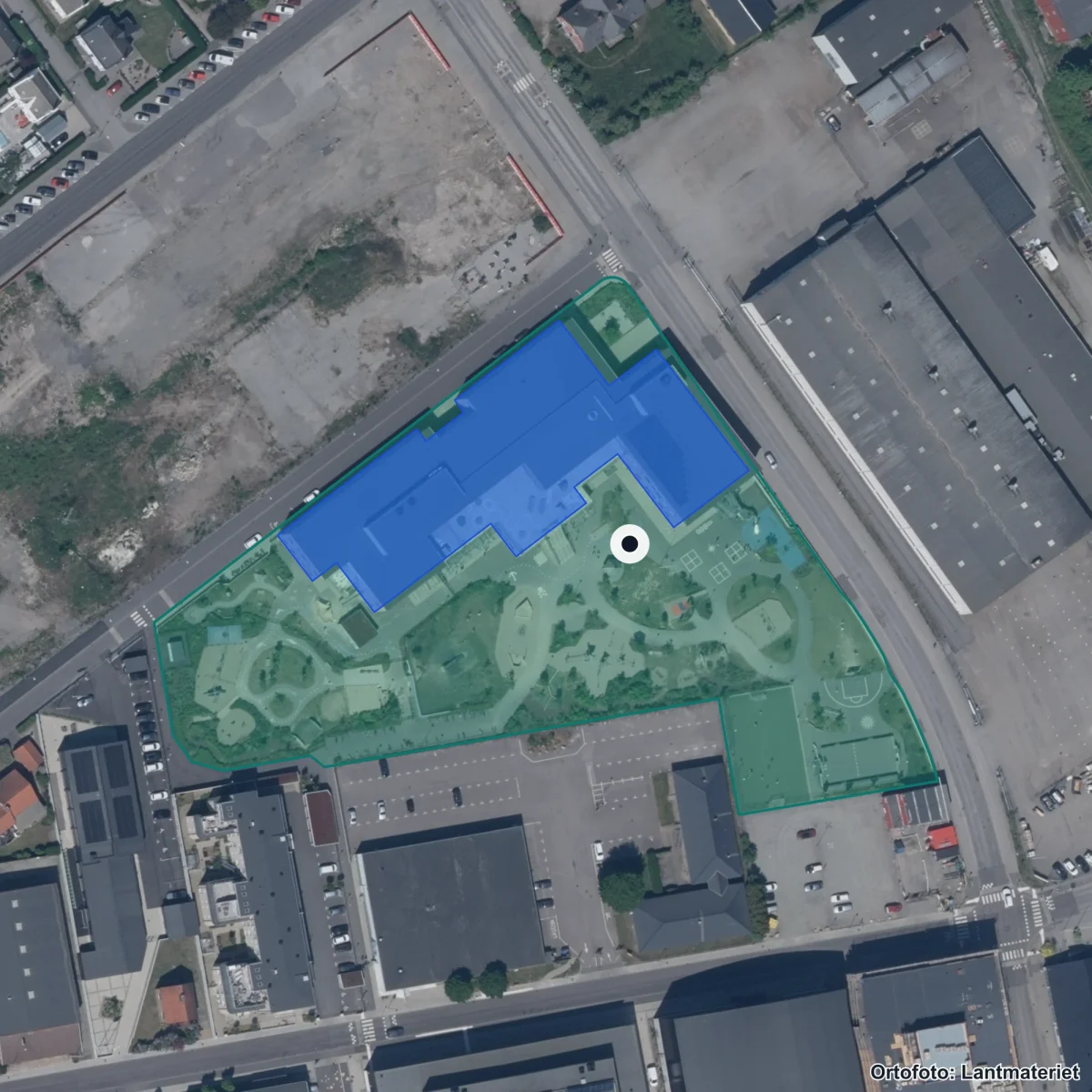 Flygbild över Källan skola, ortofoto från Lantmäteriet