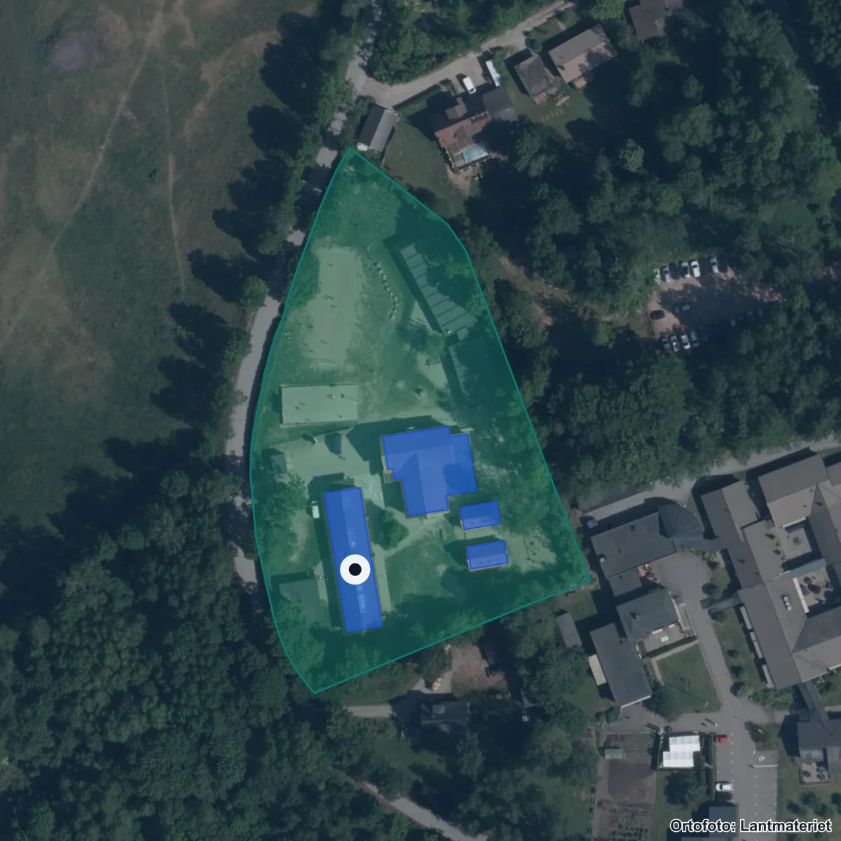 Flygbild över Ludvigsborgs Friskola, ortofoto från Lantmäteriet