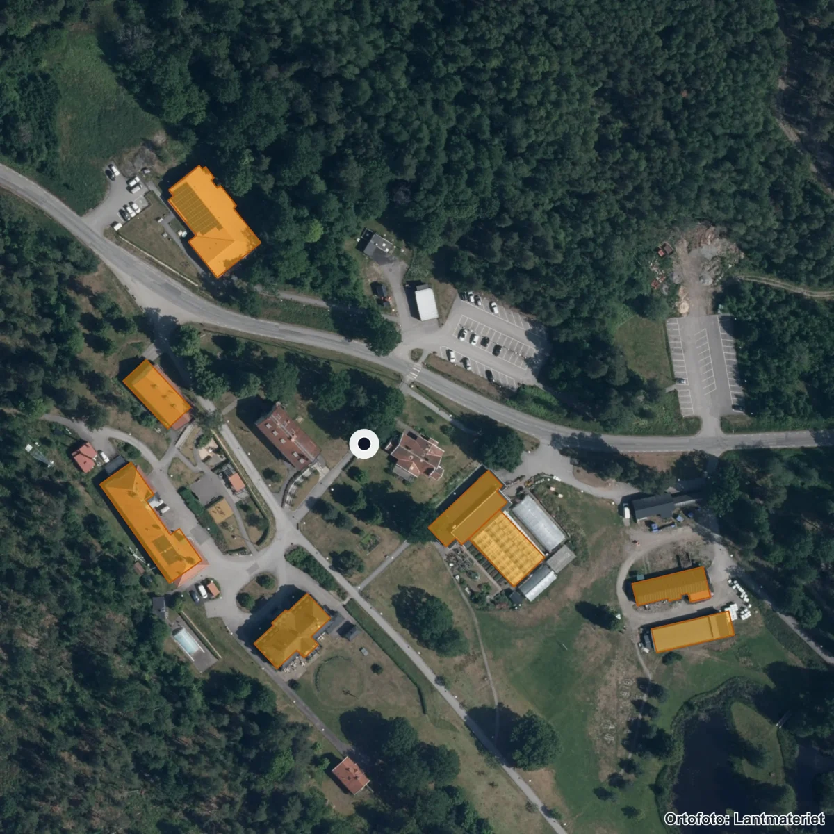 Flygbild över Mo Gård anpassad gymnasieskola, ortofoto från Lantmäteriet