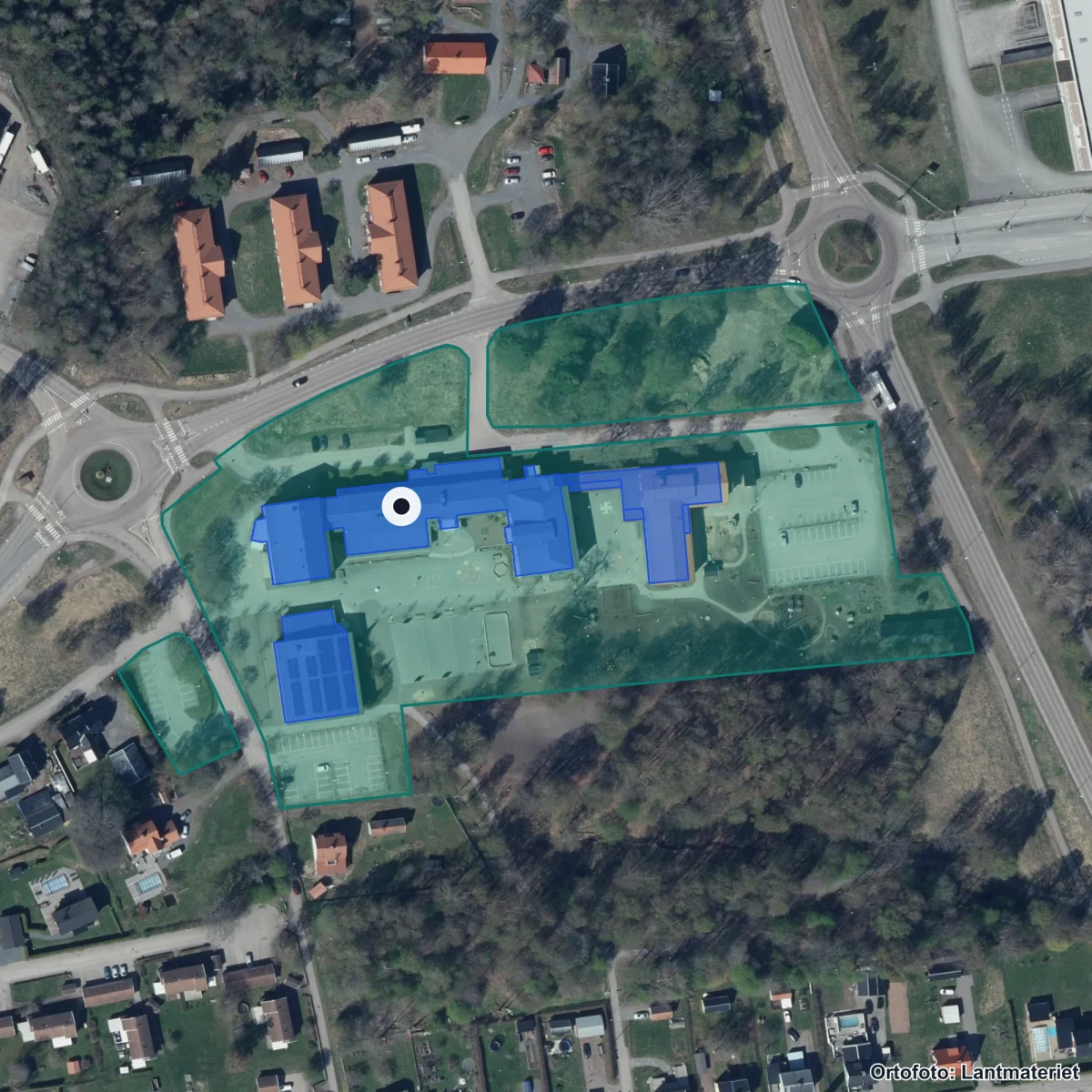 Flygbild över Kvarnsvedens skola, ortofoto från Lantmäteriet