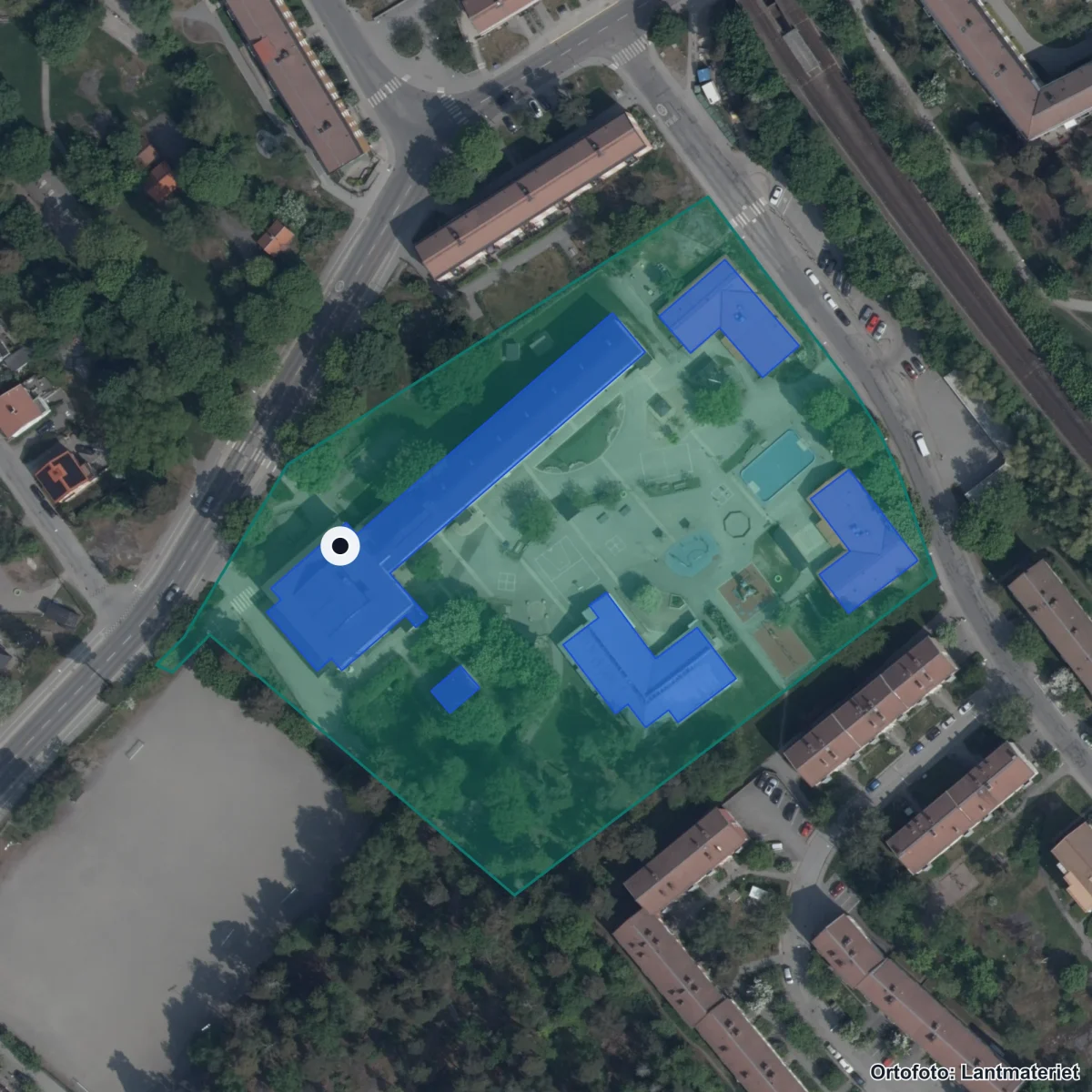 Flygbild över Skarpnäcks skola, ortofoto från Lantmäteriet