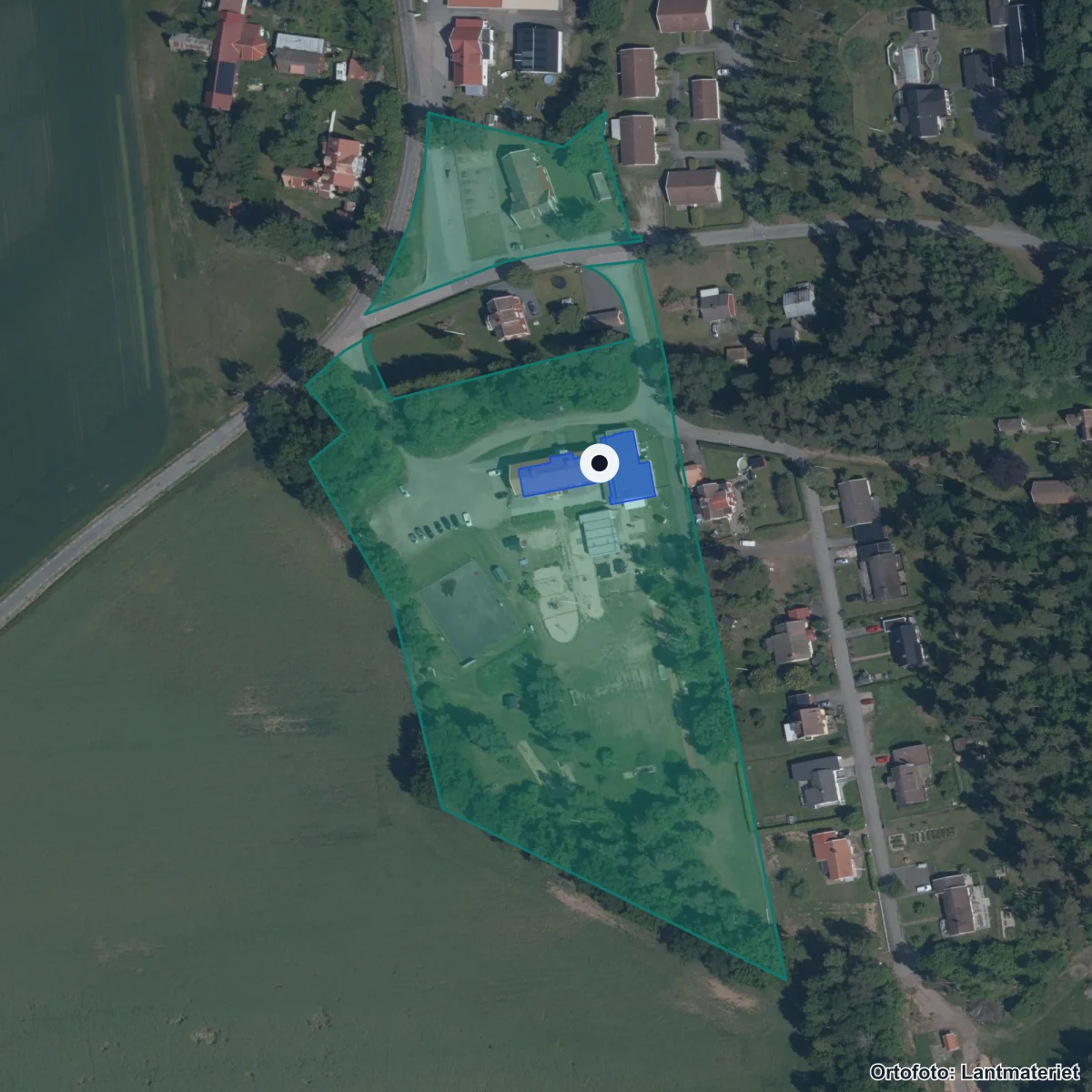 Flygbild över Fågelås skola, ortofoto från Lantmäteriet