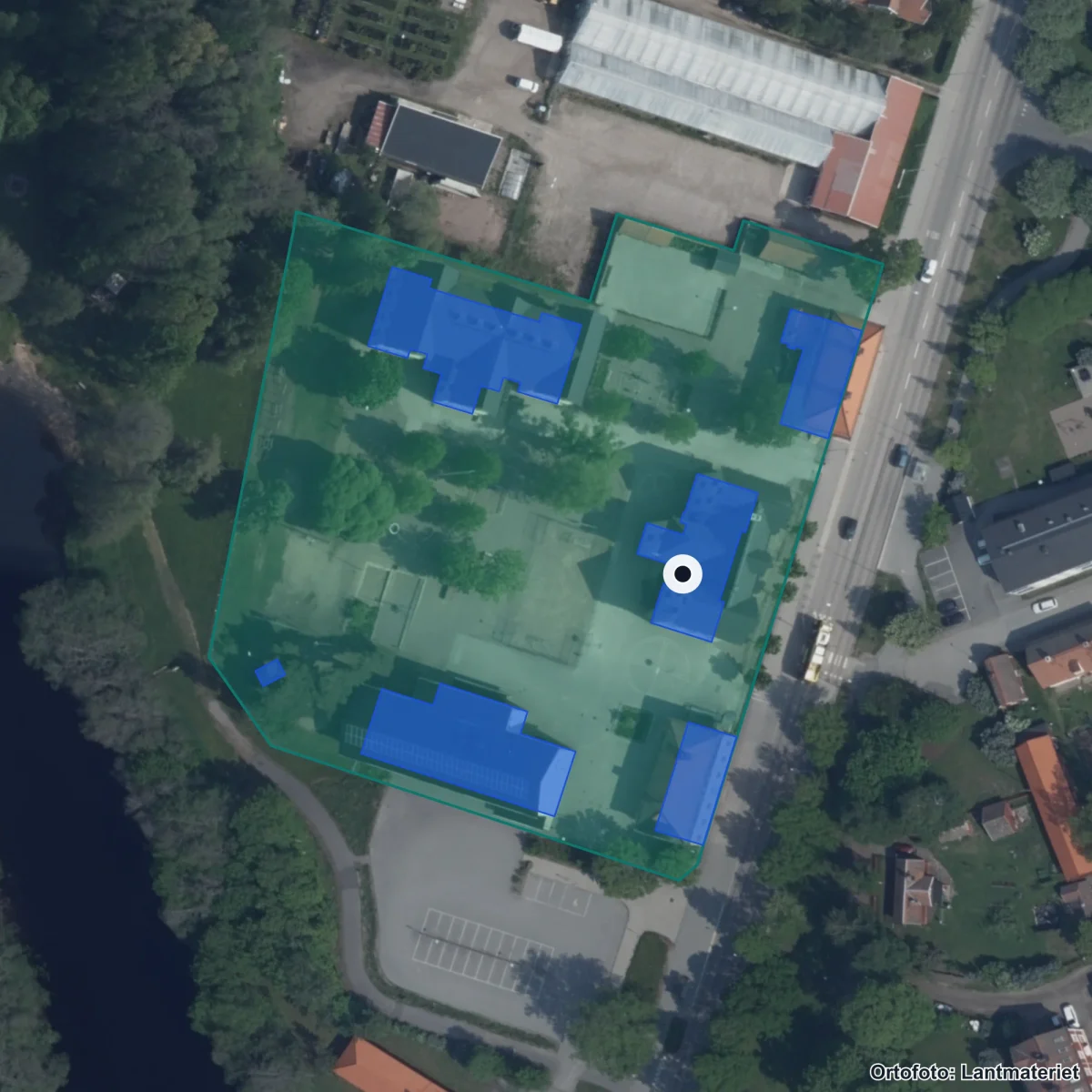 Flygbild över Strömsbro skola, ortofoto från Lantmäteriet