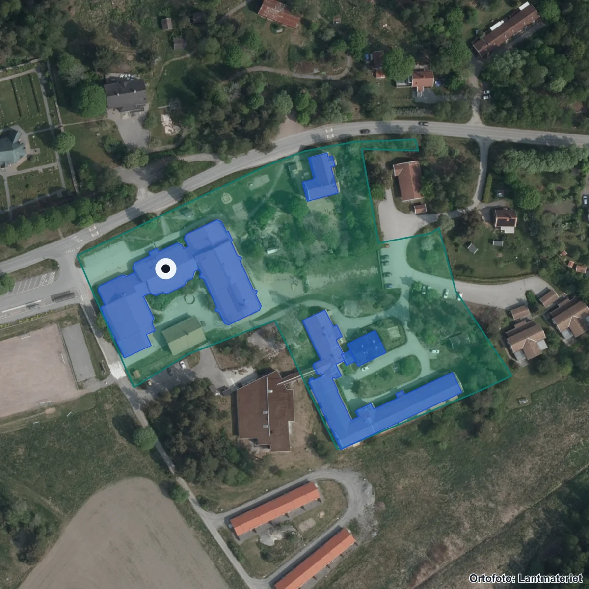 Flygbild över Ljusterö skola, ortofoto från Lantmäteriet