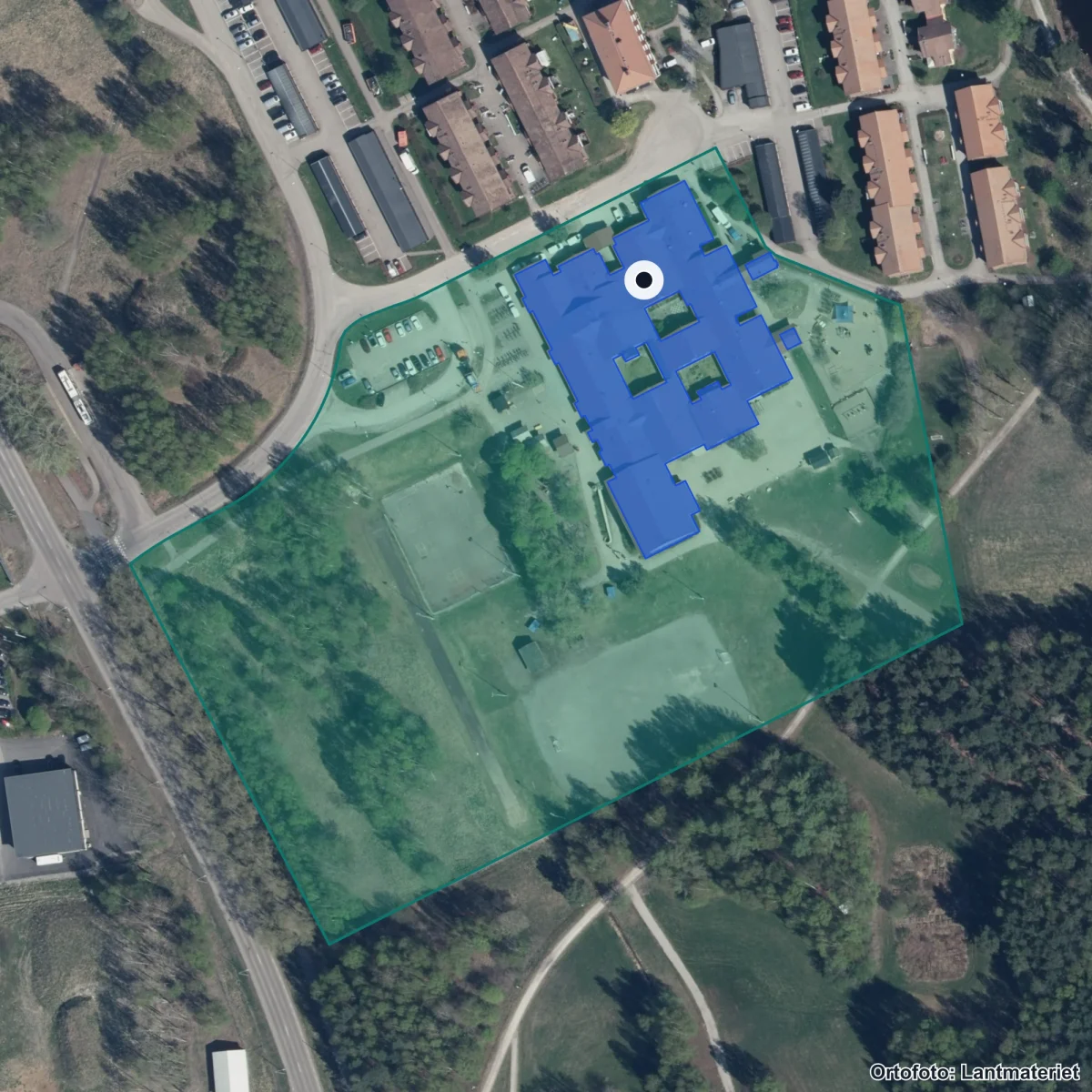 Flygbild över Främbyskolan, ortofoto från Lantmäteriet