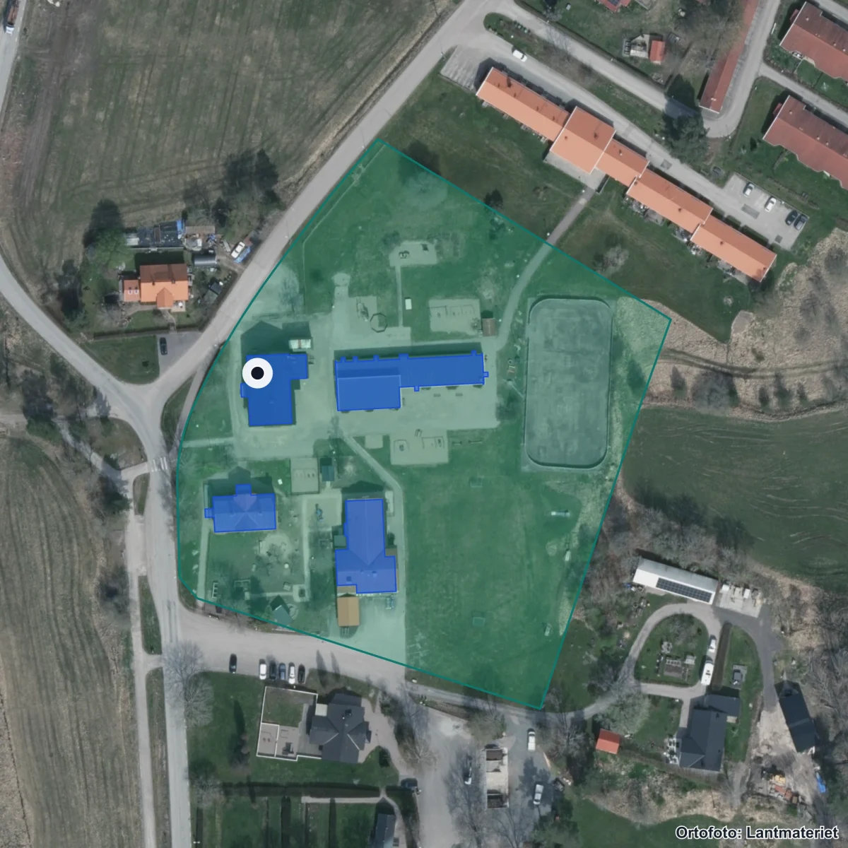 Flygbild över Medåkers friskola, ortofoto från Lantmäteriet