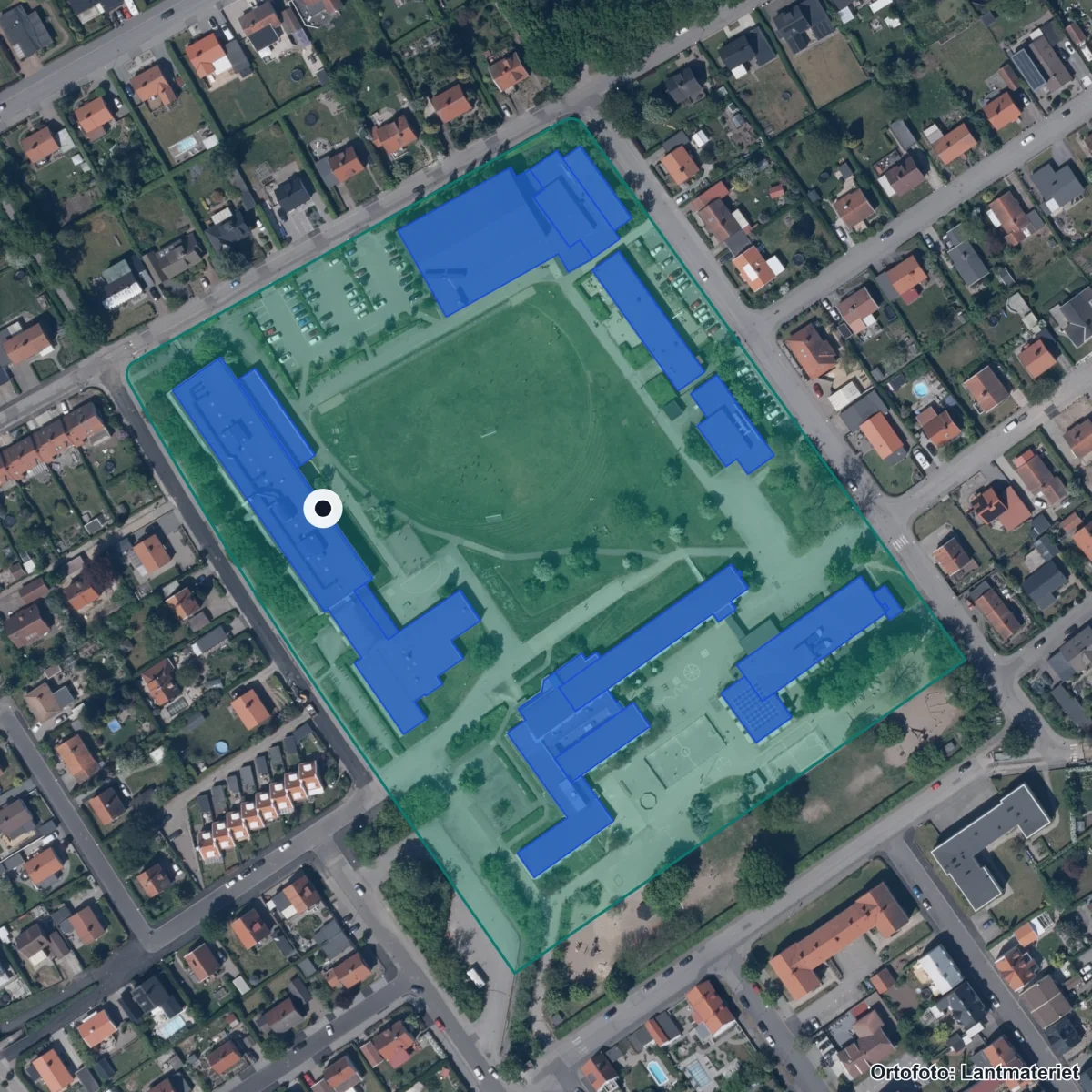 Flygbild över Västerportskolan, ortofoto från Lantmäteriet