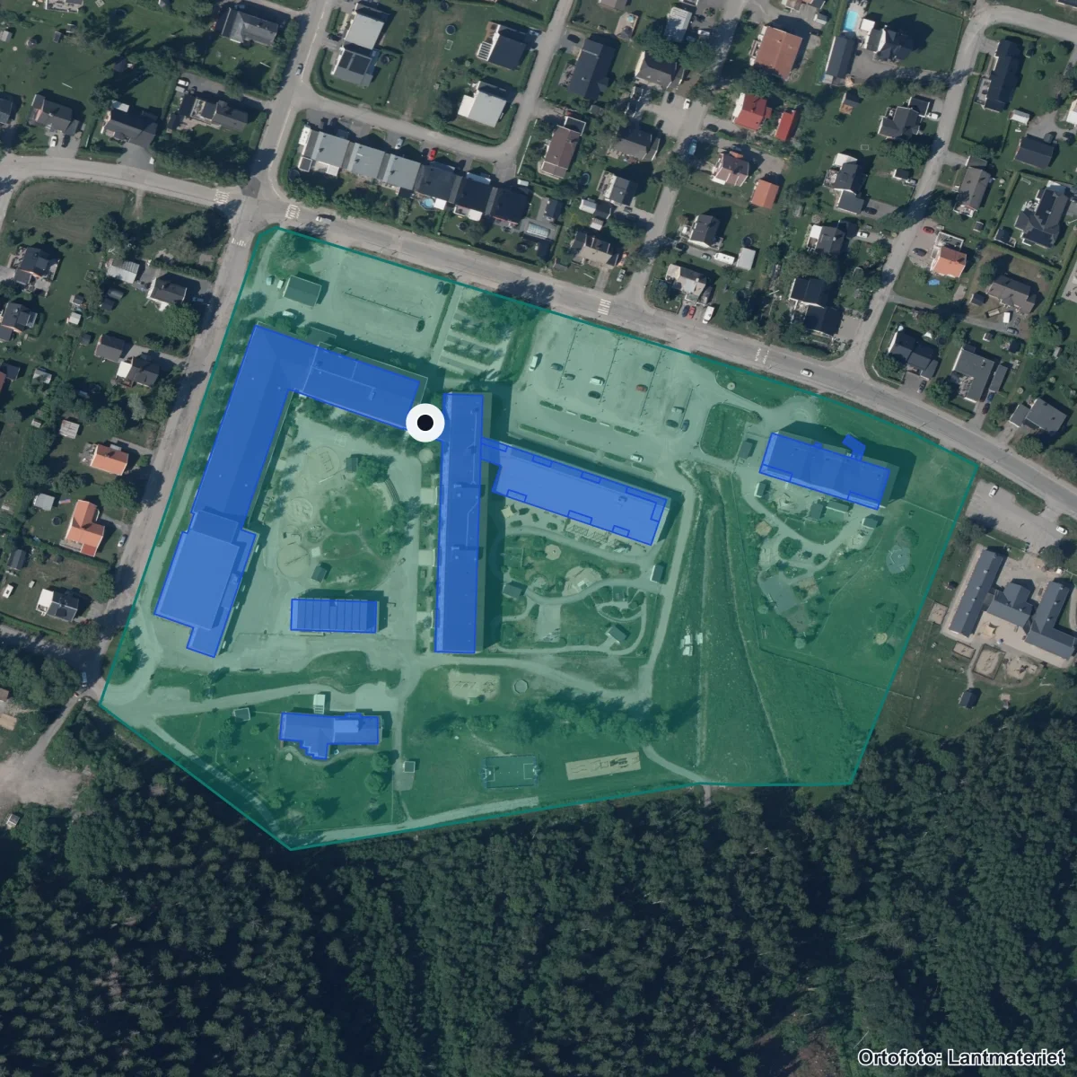 Flygbild över Örnsköldsviks anpassade grundskola, ortofoto från Lantmäteriet