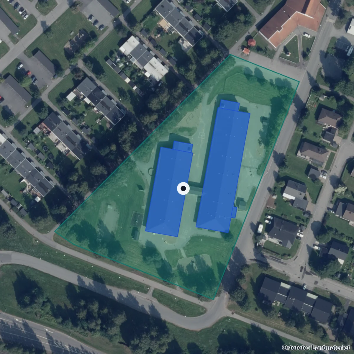 Flygbild över Sjungande dalens skola, ortofoto från Lantmäteriet