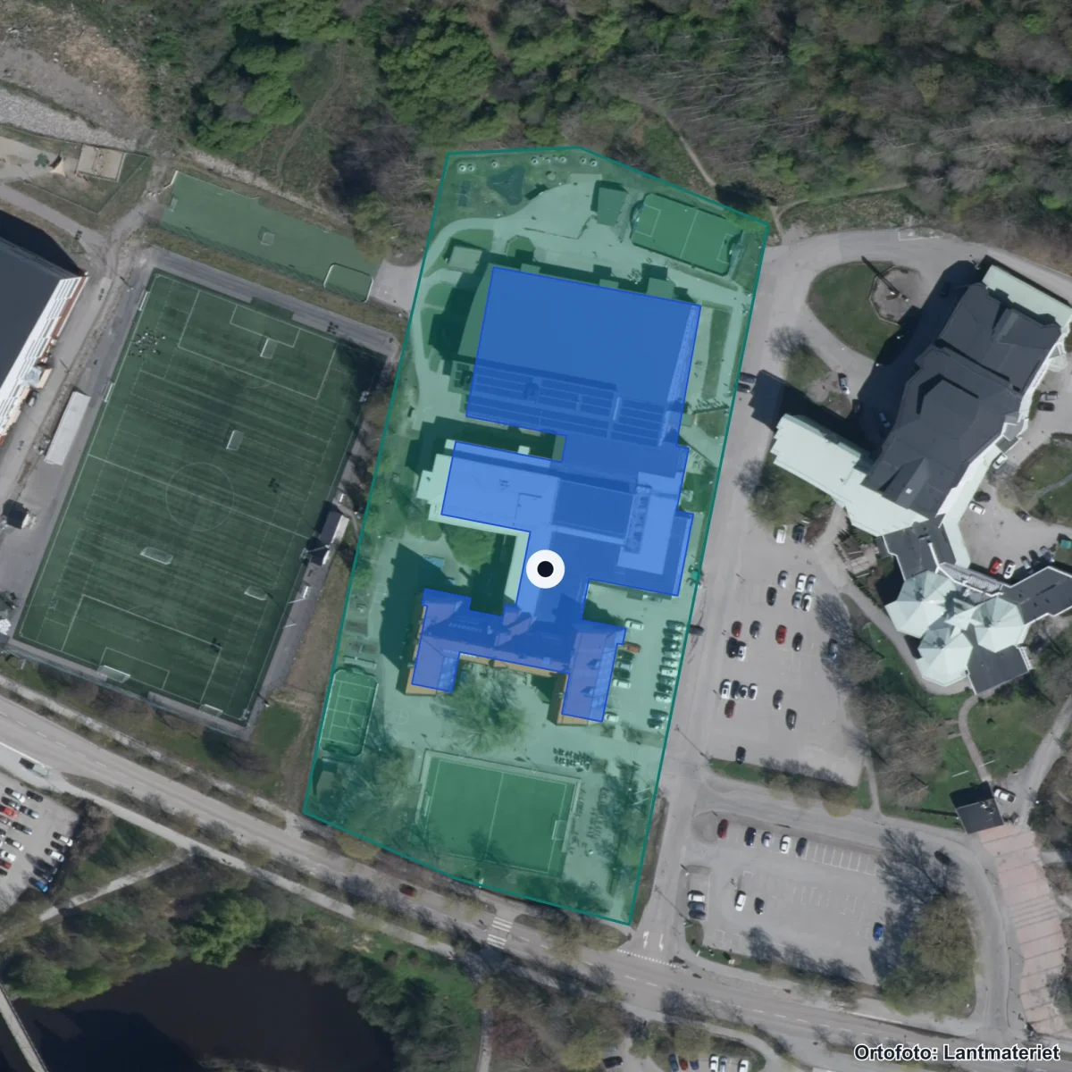 Flygbild över Internationella Engelska Skolan Sundsvall, ortofoto från Lantmäteriet