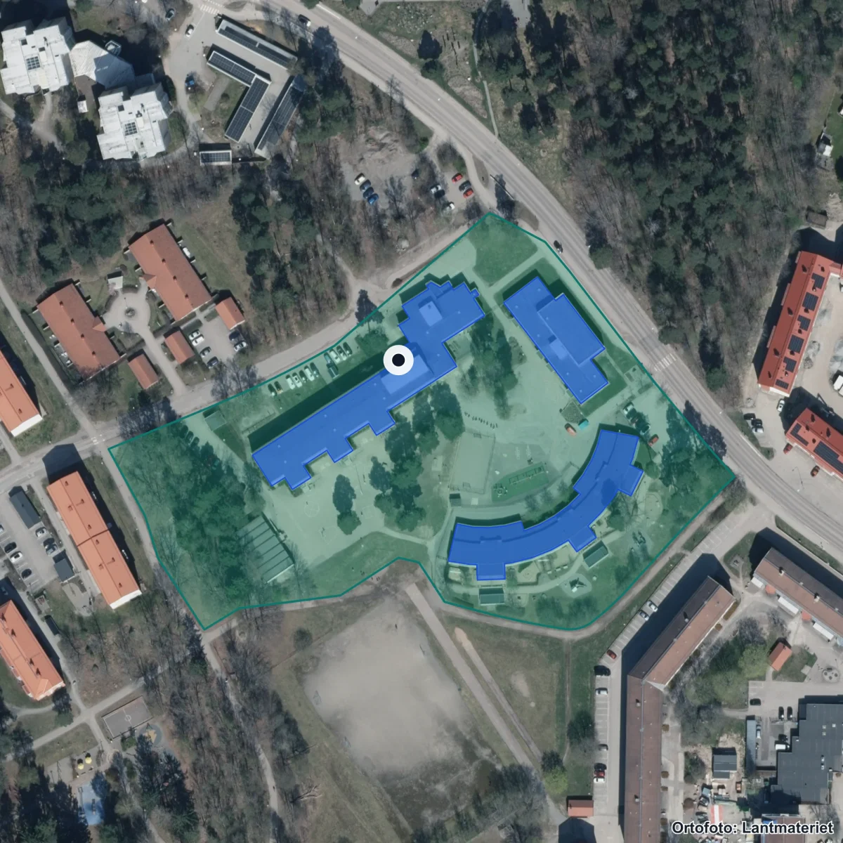 Flygbild över Malmabergsskolan, ortofoto från Lantmäteriet