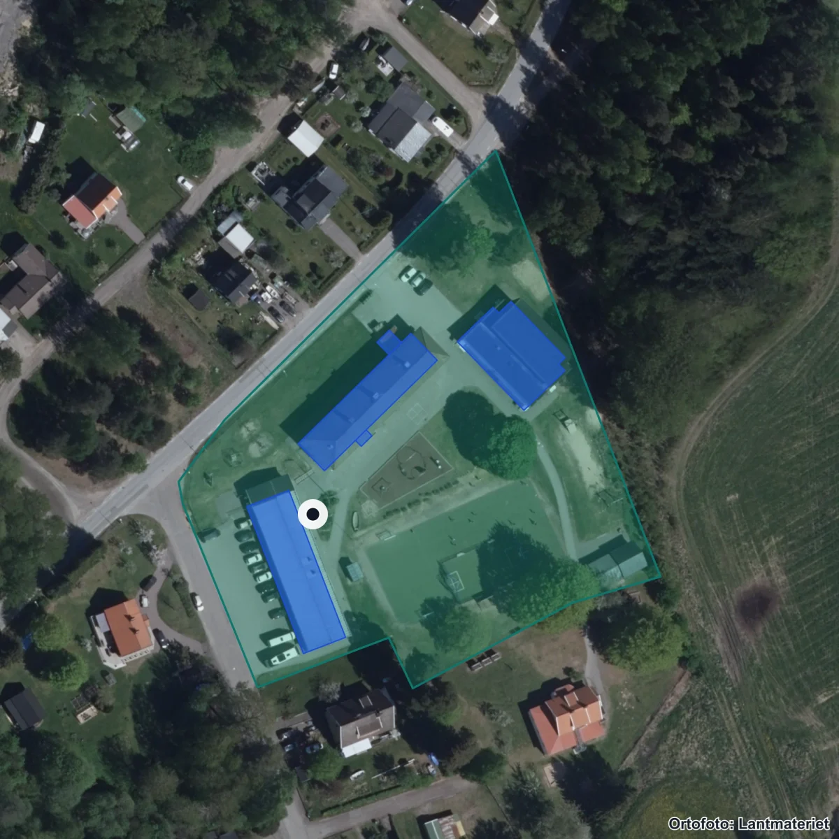 Flygbild över Forsviks Friskola, ortofoto från Lantmäteriet