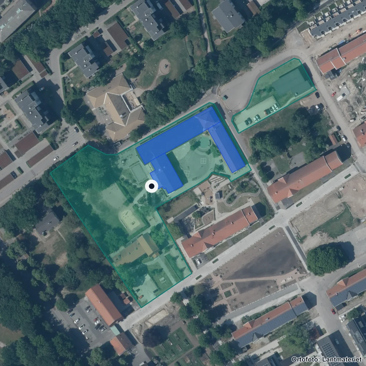 Flygbild över Backaskolan, ortofoto från Lantmäteriet