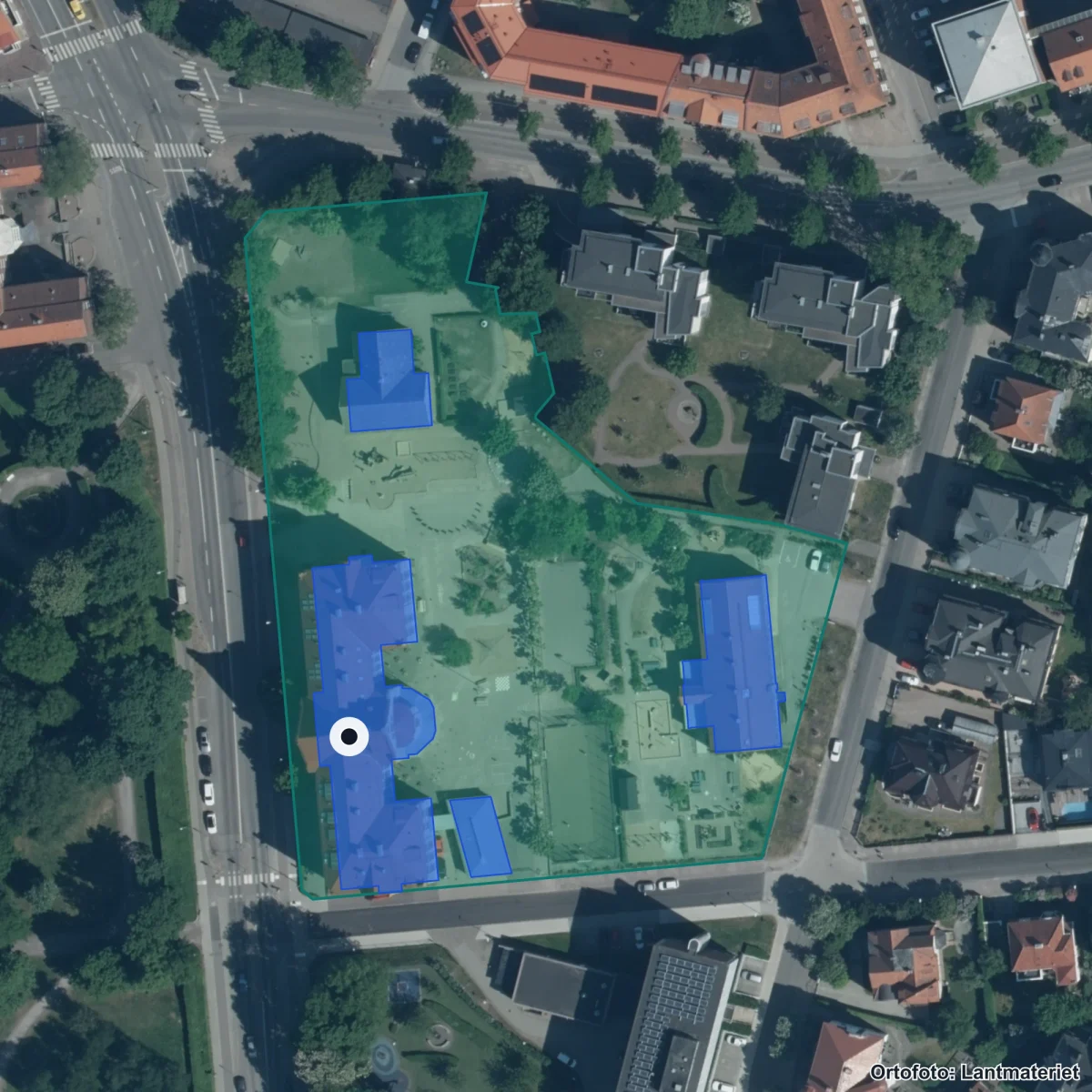 Flygbild över Musikgrundskolan Synkopen, ortofoto från Lantmäteriet