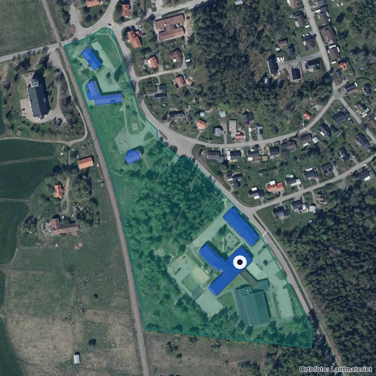Flygbild över Bergby Centralskola 1-9, ortofoto från Lantmäteriet
