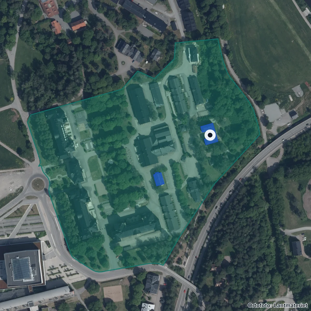 Flygbild över Drottning Blankas Gymnasieskola Uppsala, ortofoto från Lantmäteriet