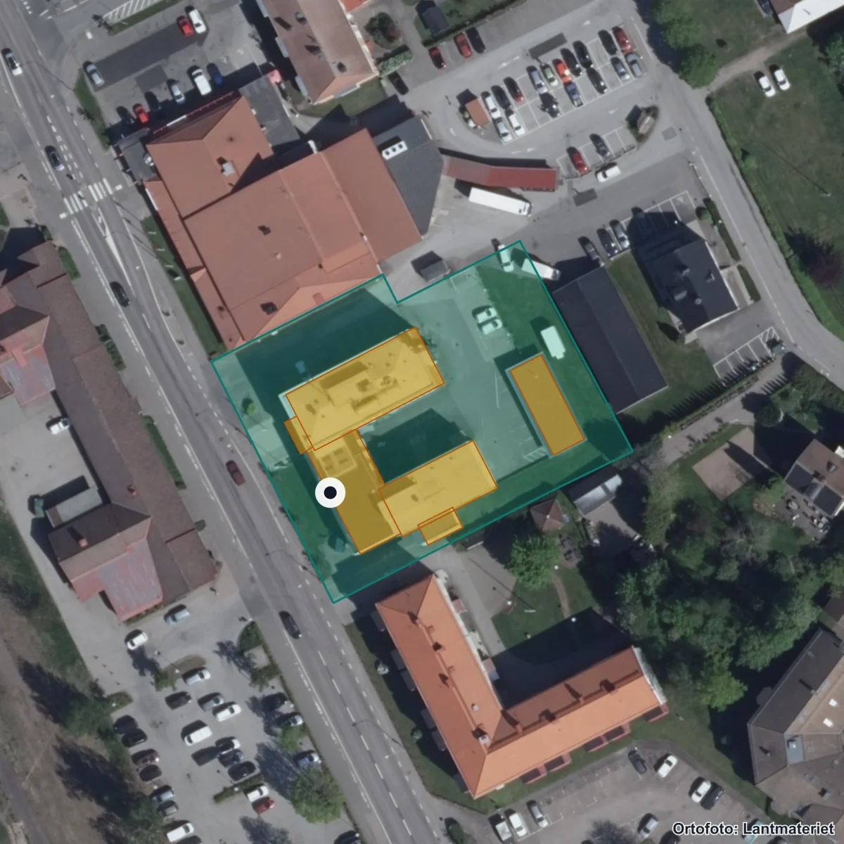 Flygbild över Vuxenutbildningen i Karlsborg och Karlsborgs gymnasieskola, ortofoto från Lantmäteriet