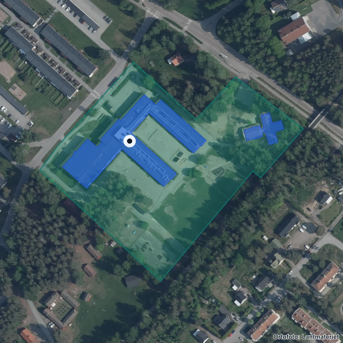 Flygbild över Ludvigsbergsskolan, ortofoto från Lantmäteriet
