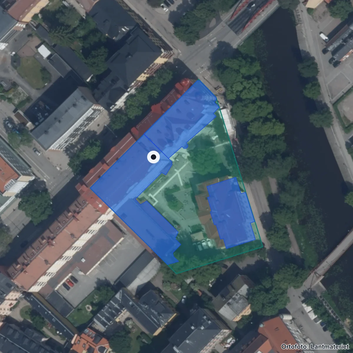 Flygbild över Ellen Fries gymnasium, ortofoto från Lantmäteriet