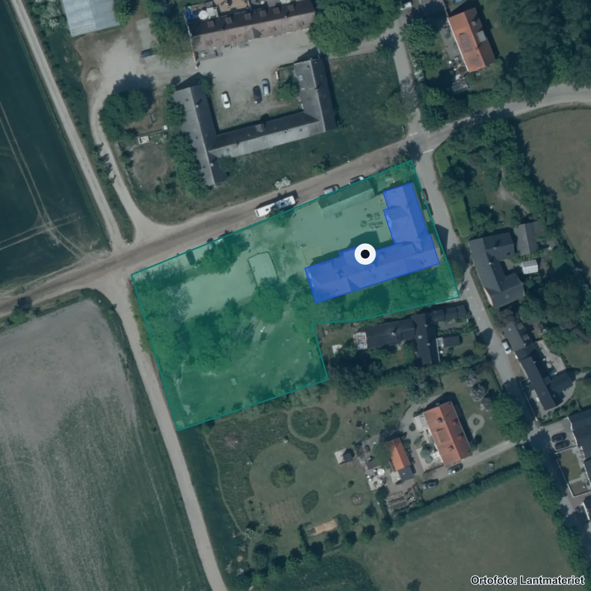 Flygbild över Håslövs Byaskola, ortofoto från Lantmäteriet