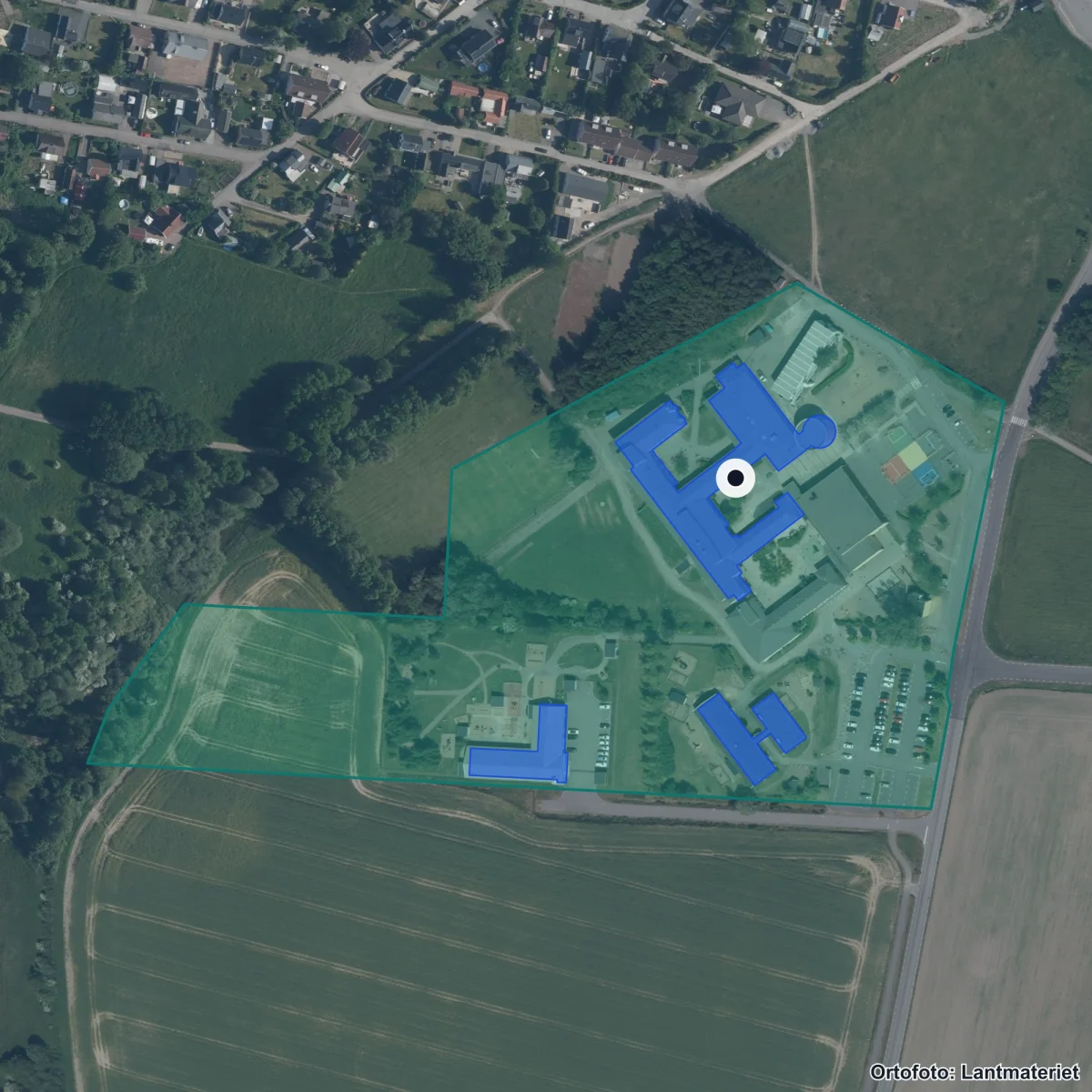 Flygbild över Ekeby skola, ortofoto från Lantmäteriet