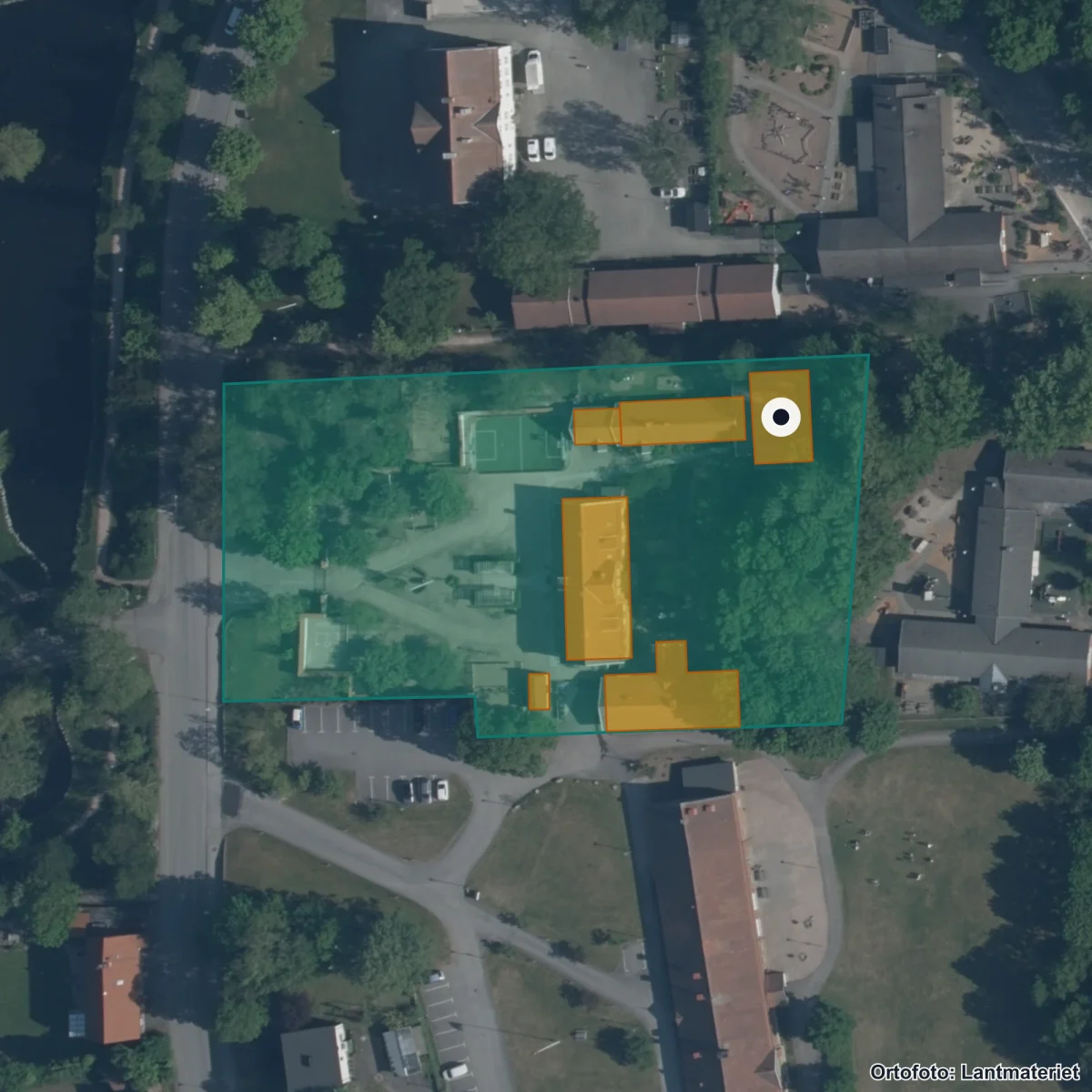 Flygbild över Edens skola, ortofoto från Lantmäteriet