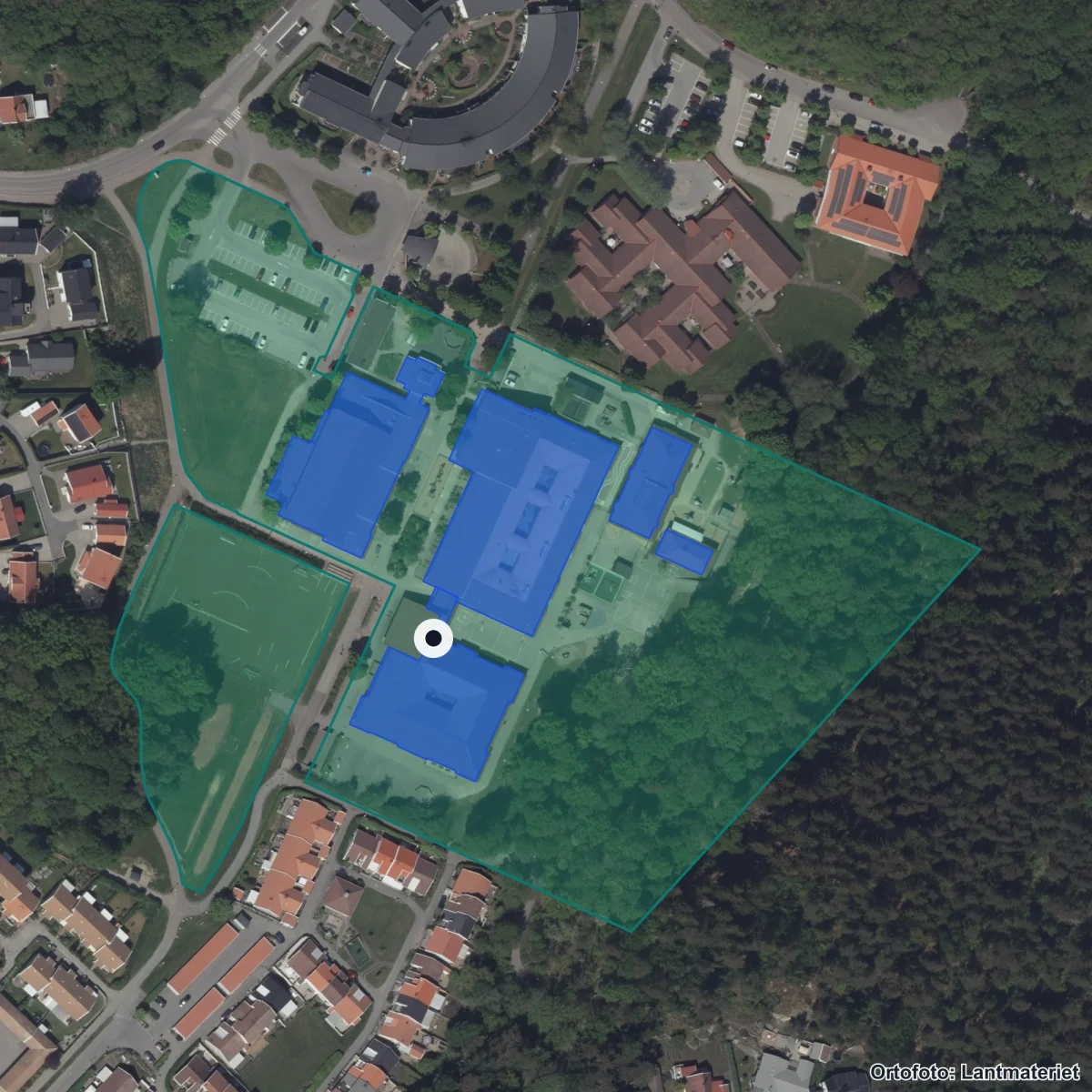 Flygbild över Ängaboskolan, ortofoto från Lantmäteriet