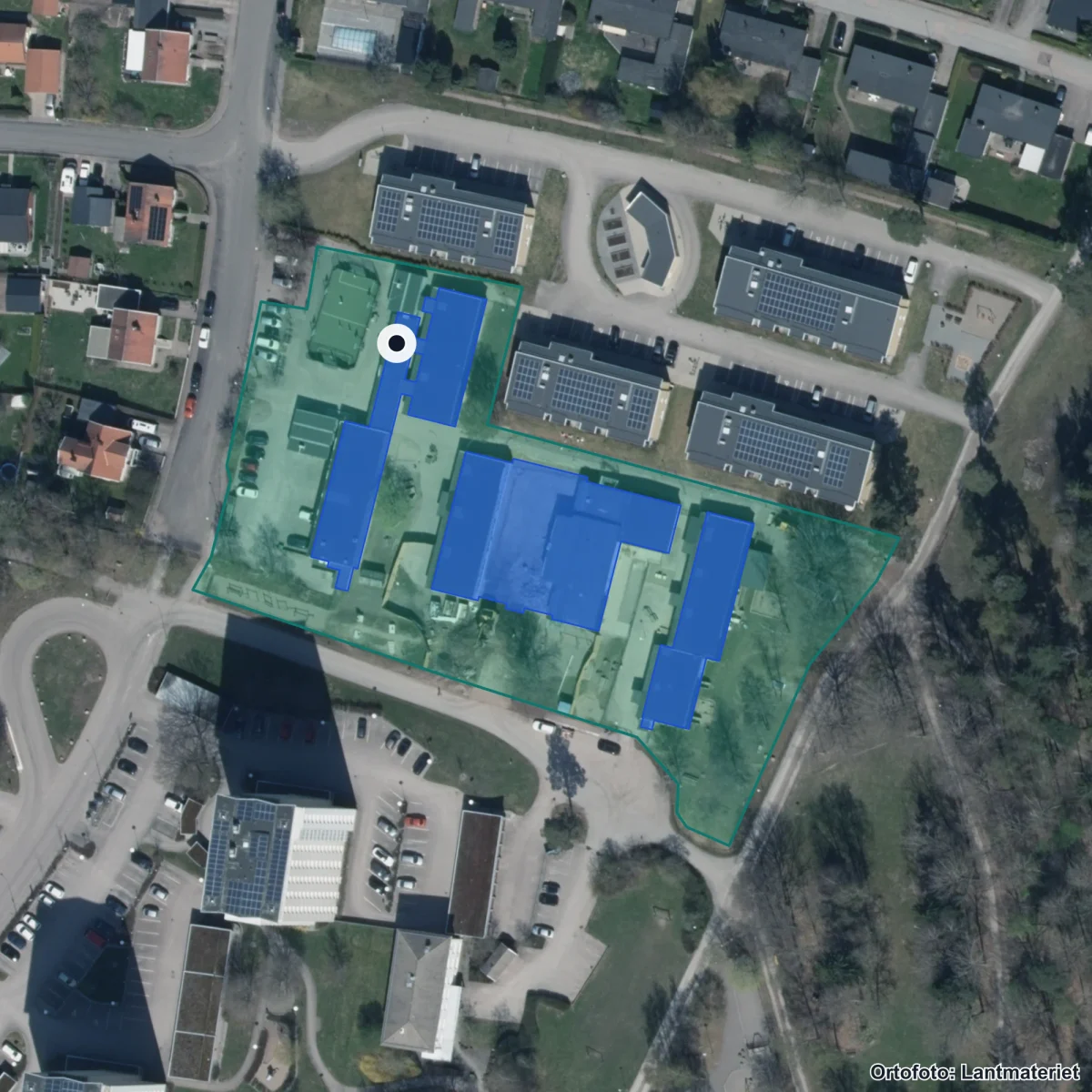 Flygbild över Grundskolan Äventyret, ortofoto från Lantmäteriet