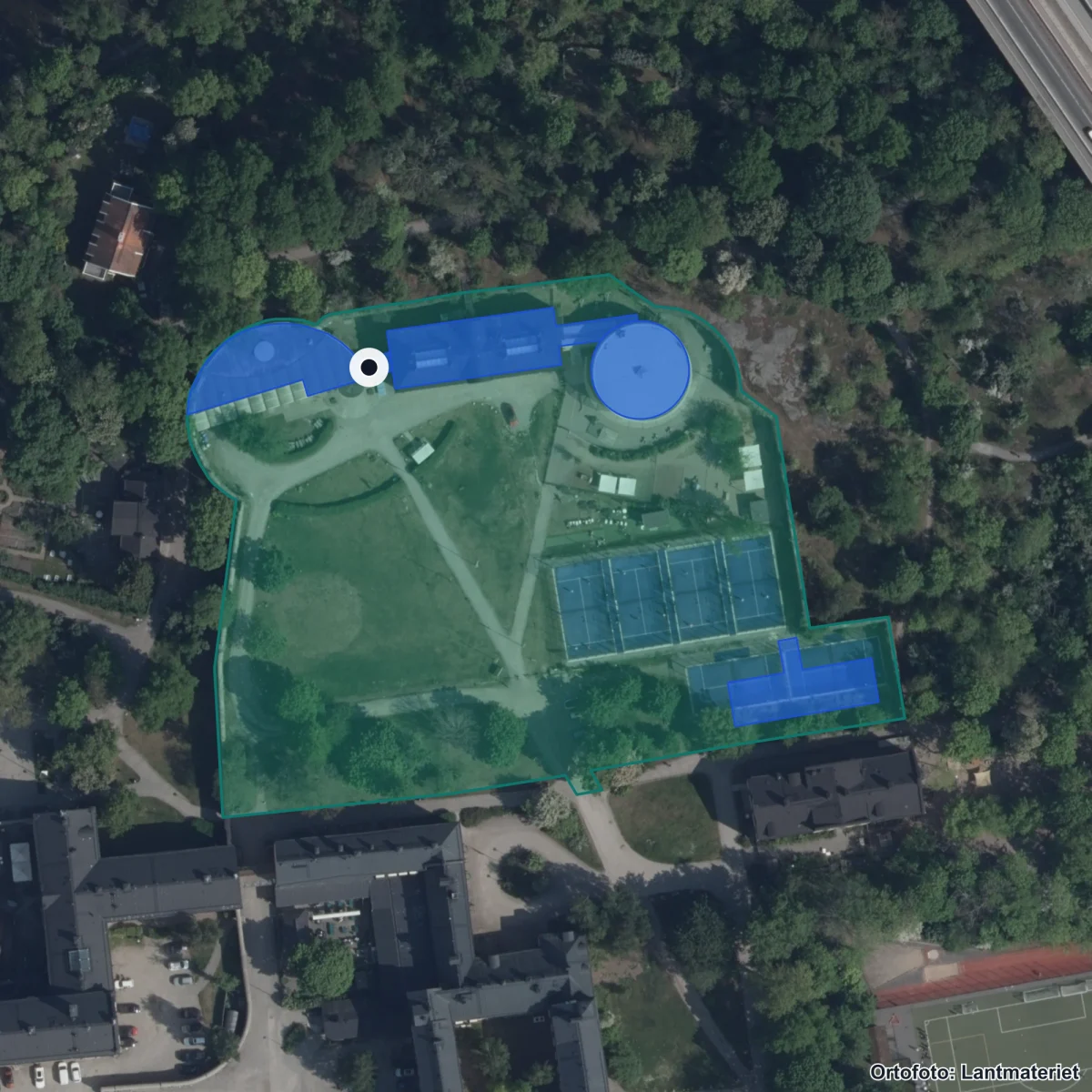 Flygbild över JENSEN grundskola Långholmen, ortofoto från Lantmäteriet