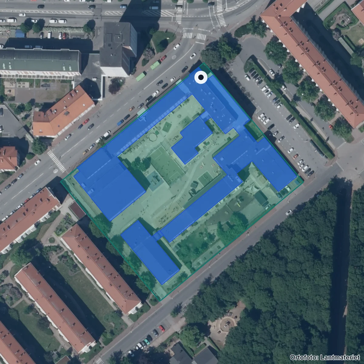 Flygbild över Bladins Grundskola, ortofoto från Lantmäteriet