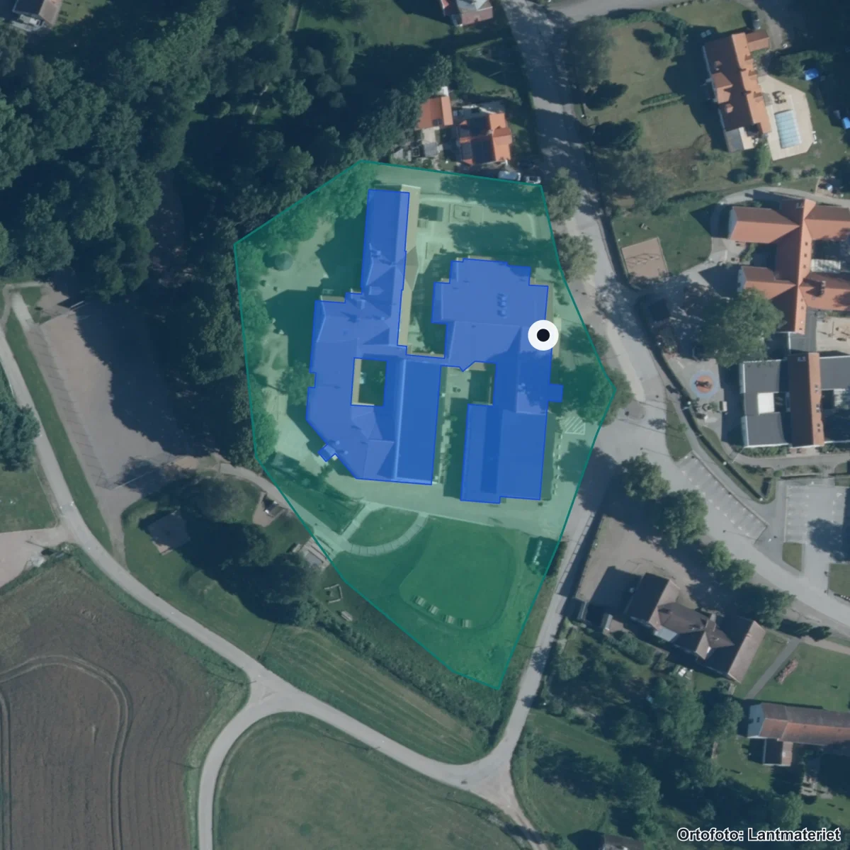 Flygbild över Midgårds skola, ortofoto från Lantmäteriet