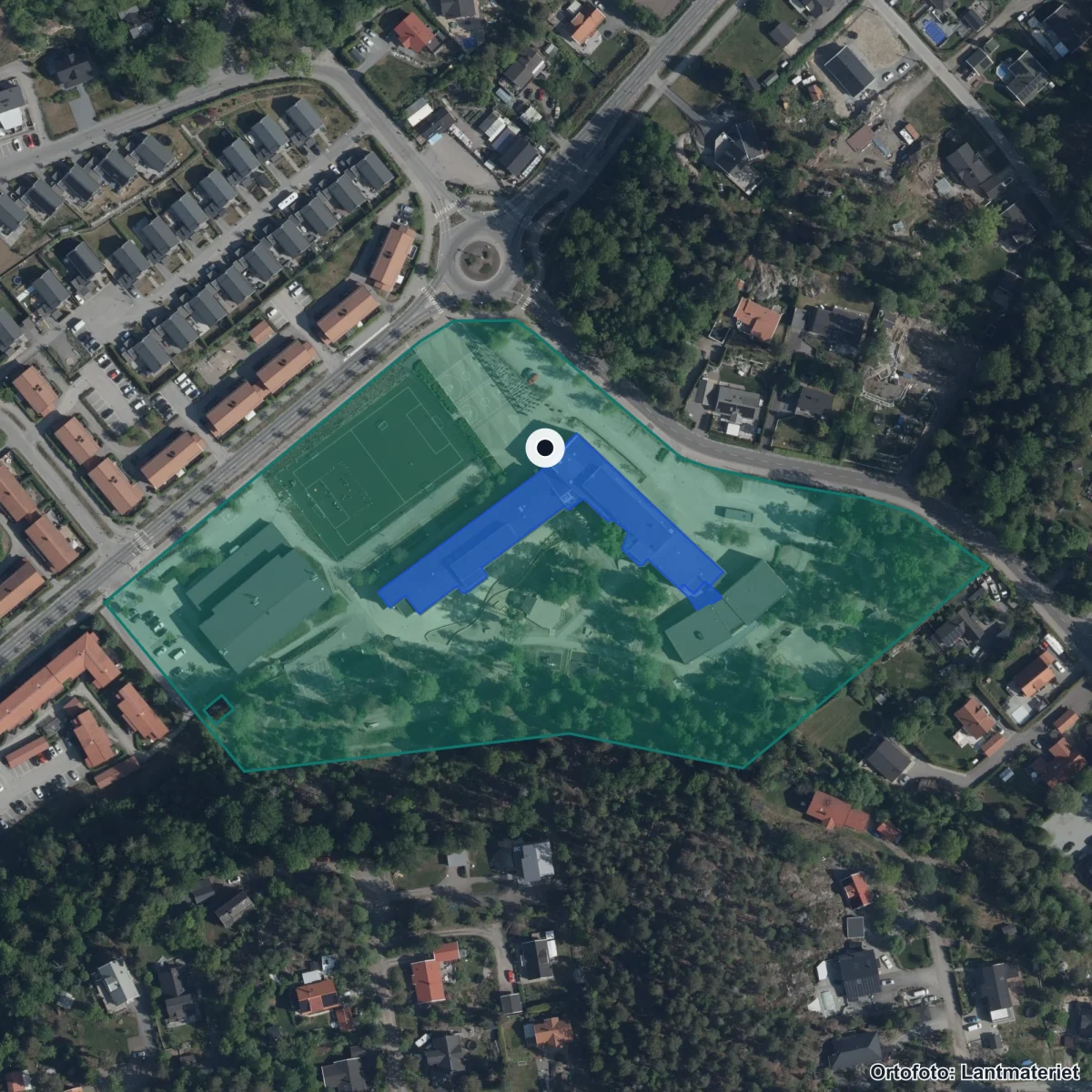 Flygbild över Trädgårdsstadsskolan, ortofoto från Lantmäteriet