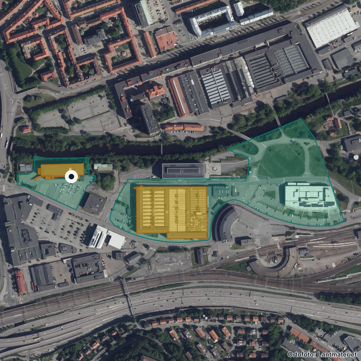 Flygbild över SKF Tekniska Gymnasium, ortofoto från Lantmäteriet