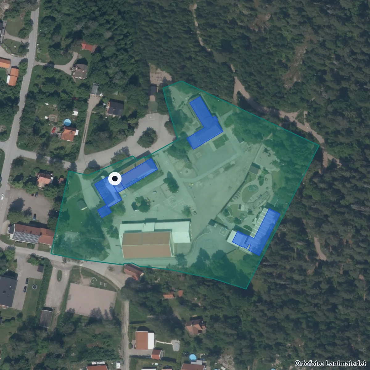 Flygbild över Järlåsa skola, ortofoto från Lantmäteriet