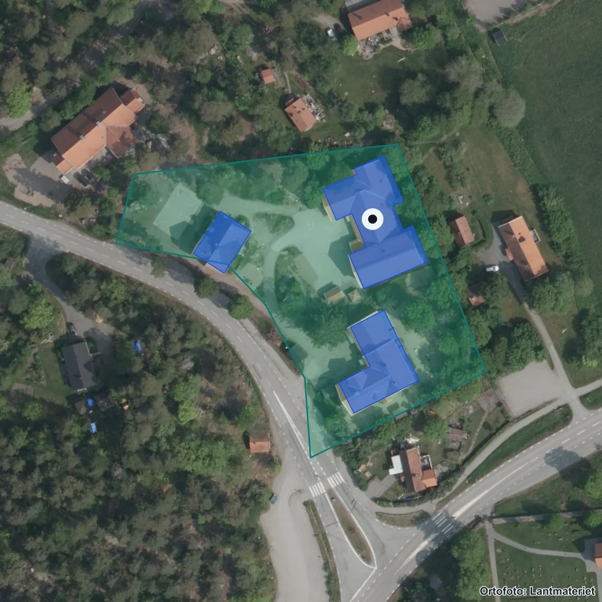 Flygbild över Roslags Kulla skola, ortofoto från Lantmäteriet