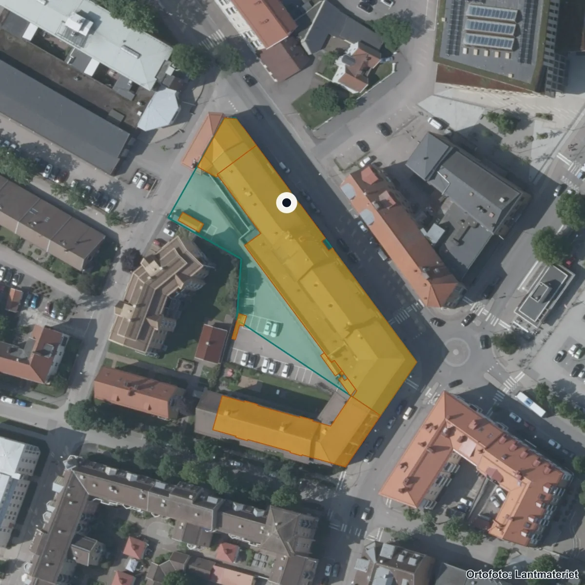 Flygbild över Drottning Blankas Gymnasieskola Falkenberg, ortofoto från Lantmäteriet