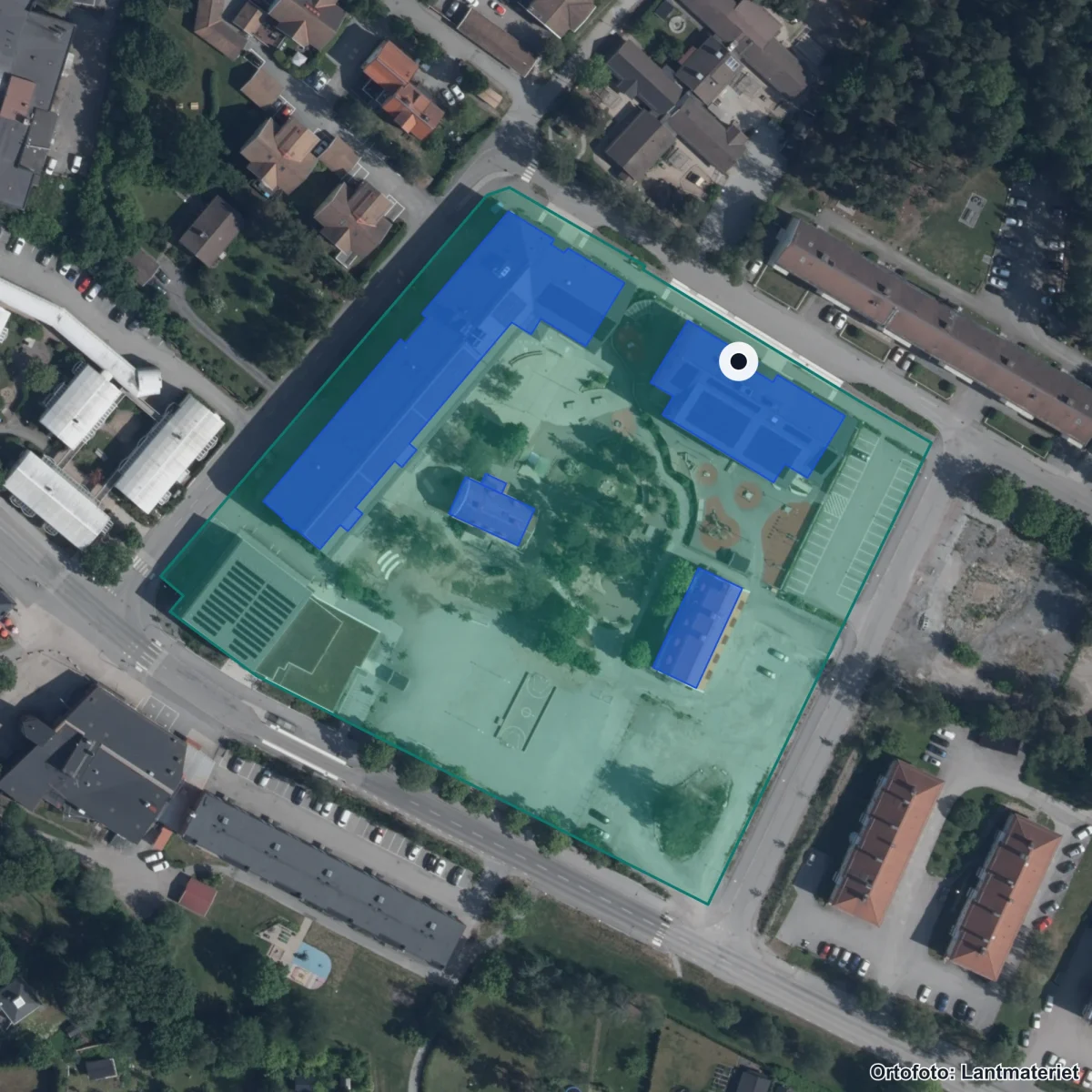 Flygbild över Regnbågens skola, ortofoto från Lantmäteriet