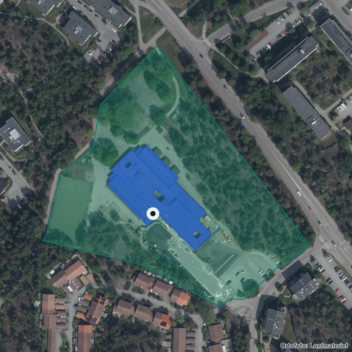Flygbild över Bergfotens skola, ortofoto från Lantmäteriet