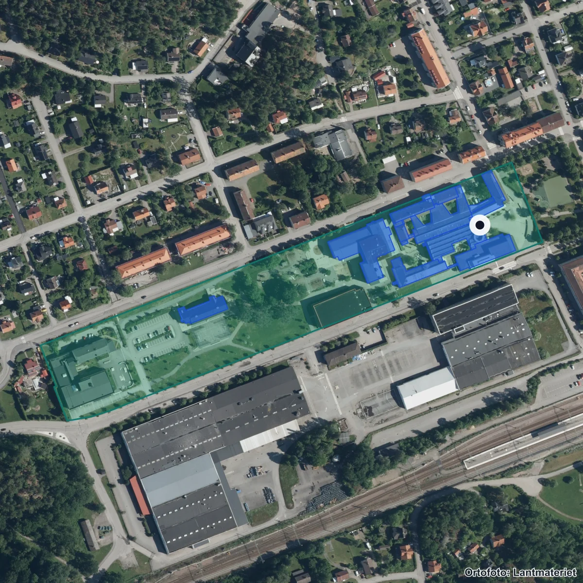 Flygbild över Prins Wilhelm Yrkesgymnasium, ortofoto från Lantmäteriet