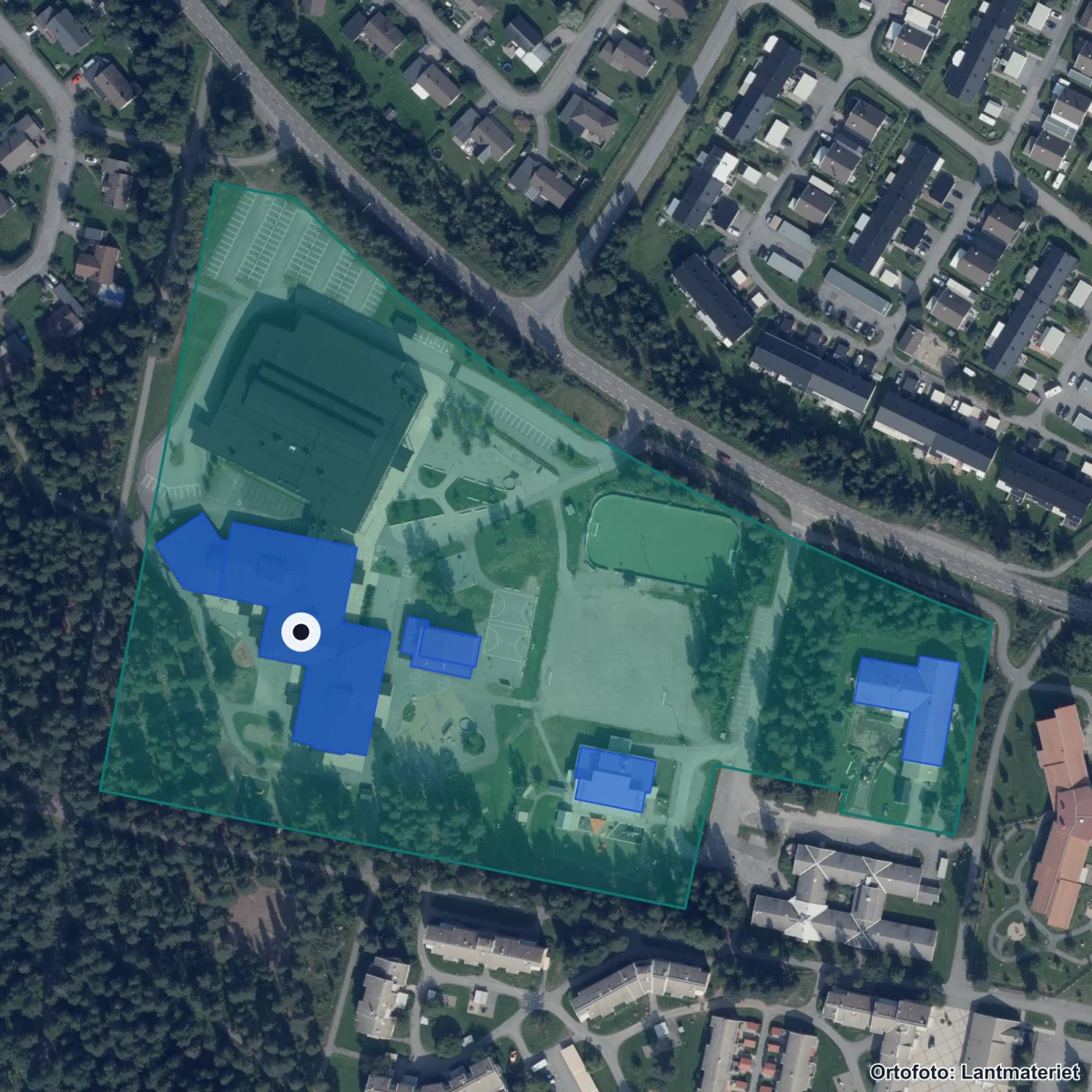 Flygbild över Morö backe skola 7-9, ortofoto från Lantmäteriet