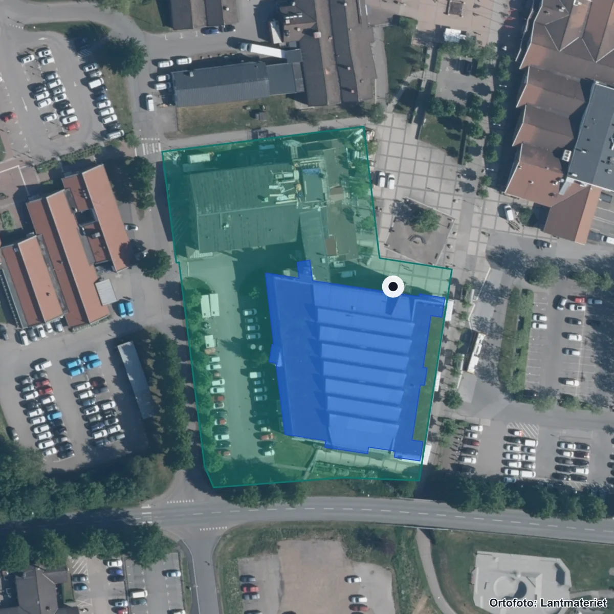 Flygbild över Akademi Båstad Gymnasium, ortofoto från Lantmäteriet