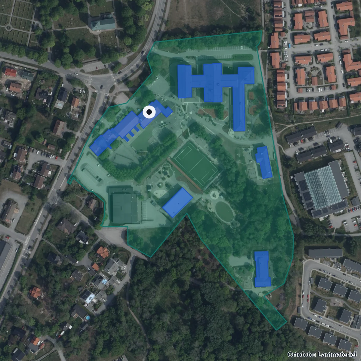 Flygbild över Ribbyskolan, ortofoto från Lantmäteriet
