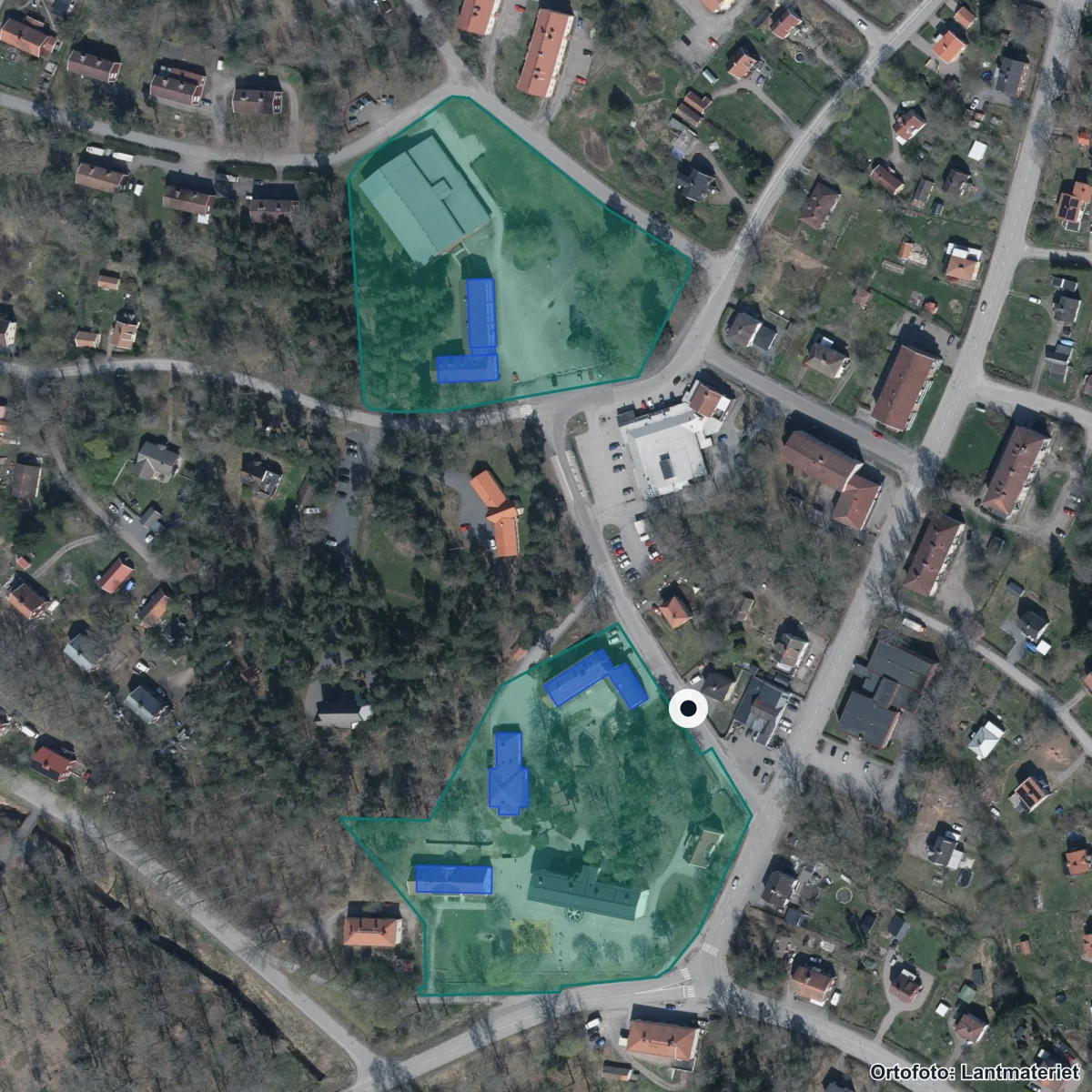Flygbild över Bruksskolan, ortofoto från Lantmäteriet