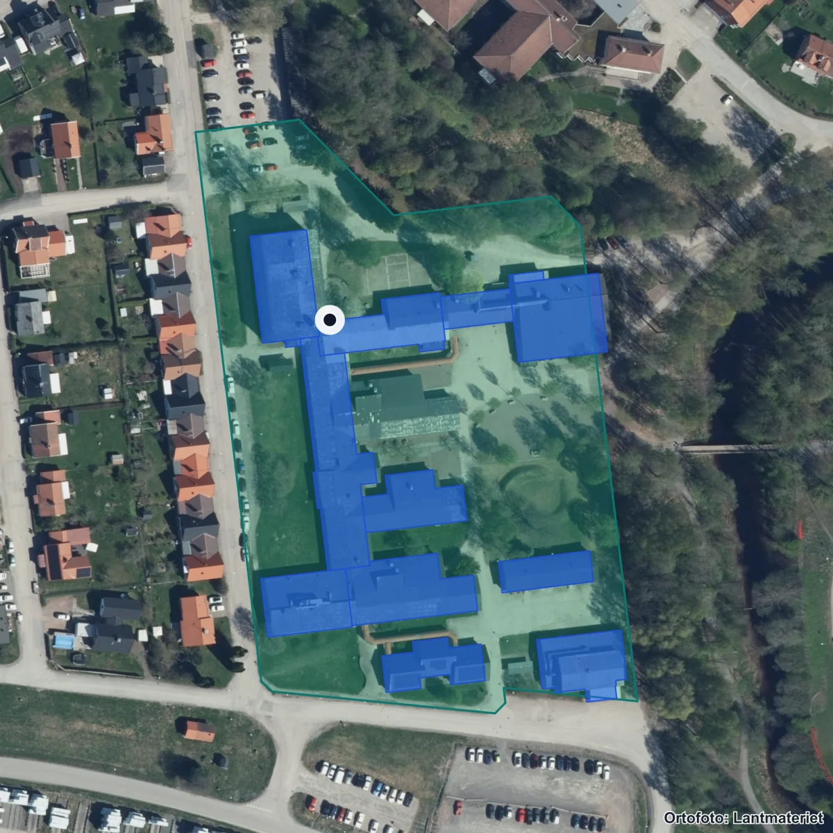 Flygbild över Klockarskolan, ortofoto från Lantmäteriet