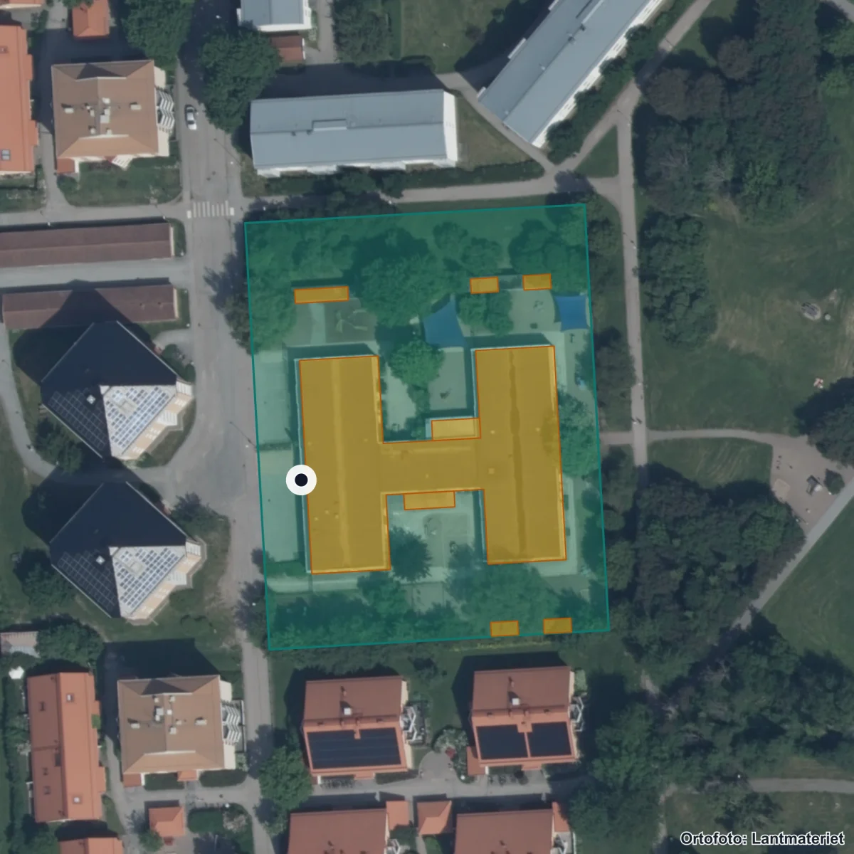Flygbild över Uppsala Montessoriskola, ortofoto från Lantmäteriet