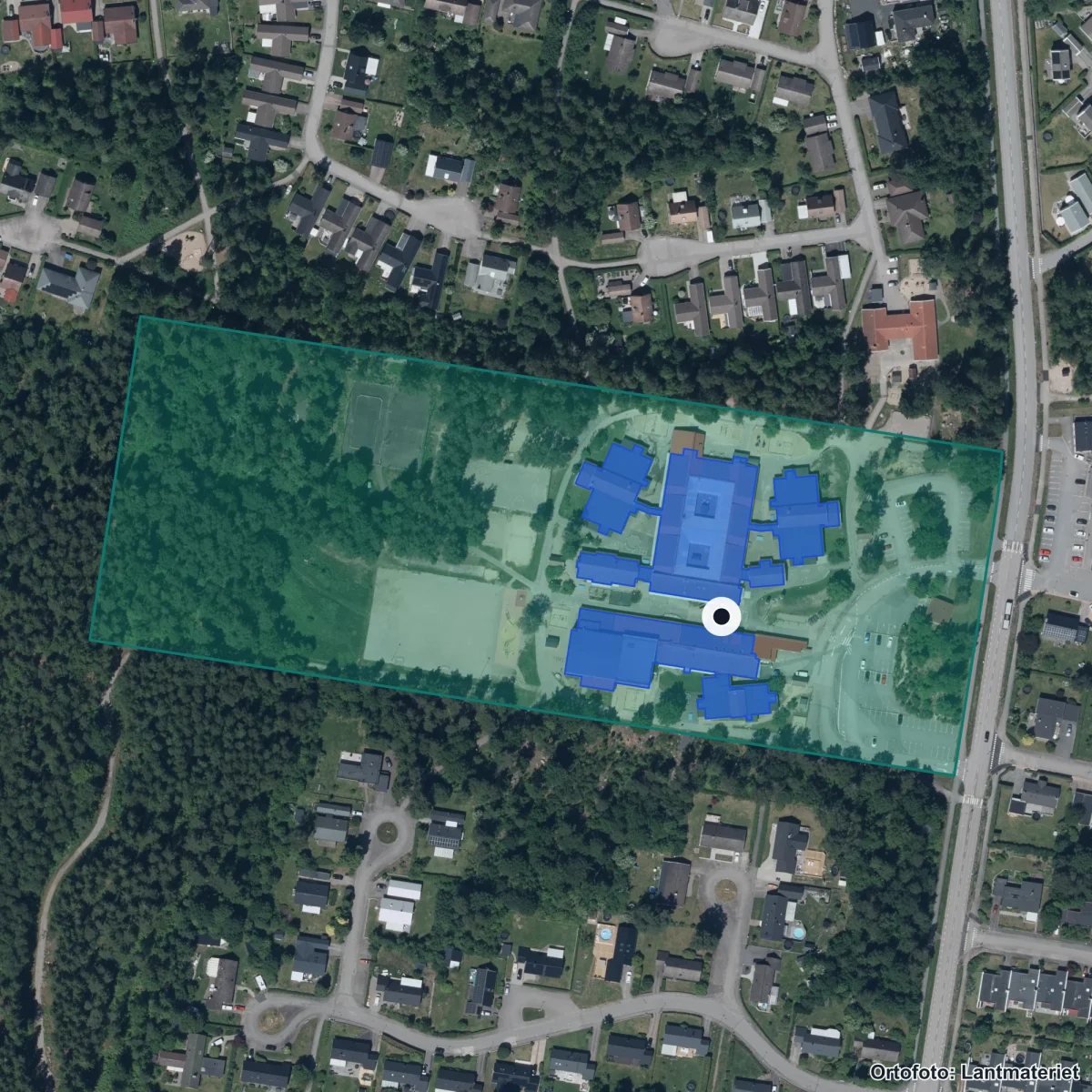 Flygbild över Älmhults Montessoriskola, ortofoto från Lantmäteriet