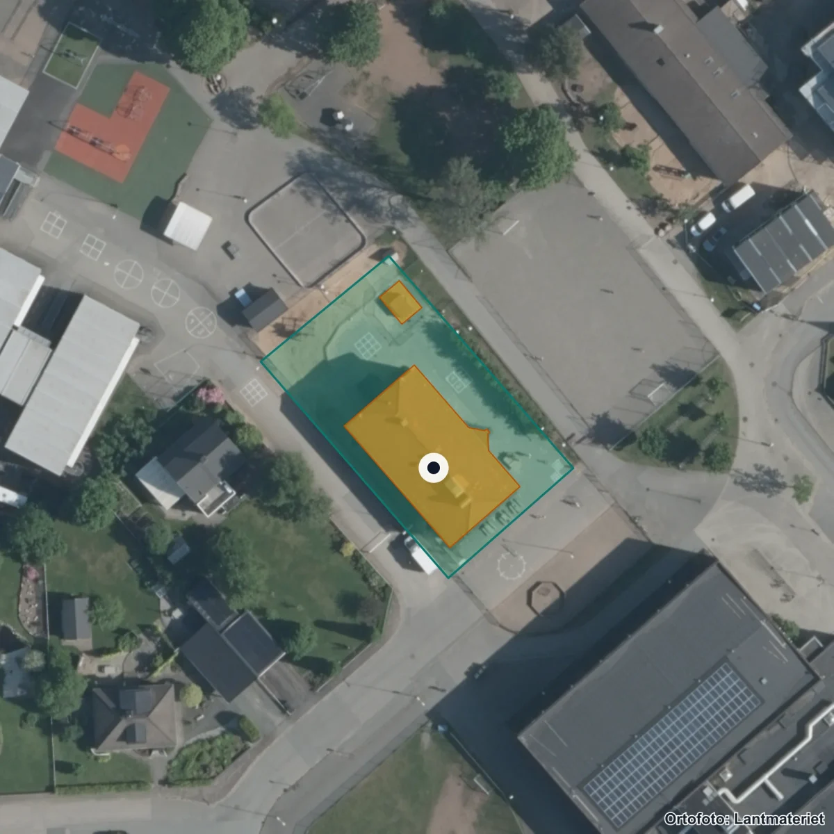 Flygbild över Östra skolan, ortofoto från Lantmäteriet