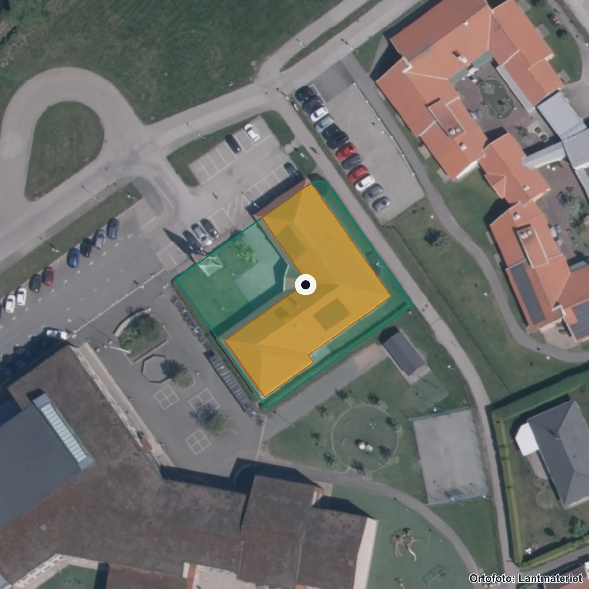 Flygbild över Majåkerskolan, ortofoto från Lantmäteriet