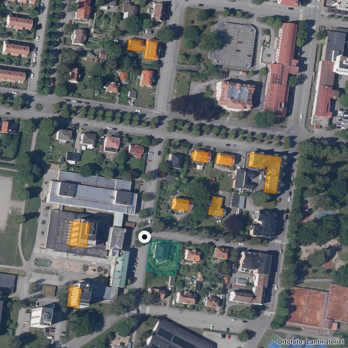 Flygbild över ProCivitas Privata Gymnasium Växjö, ortofoto från Lantmäteriet